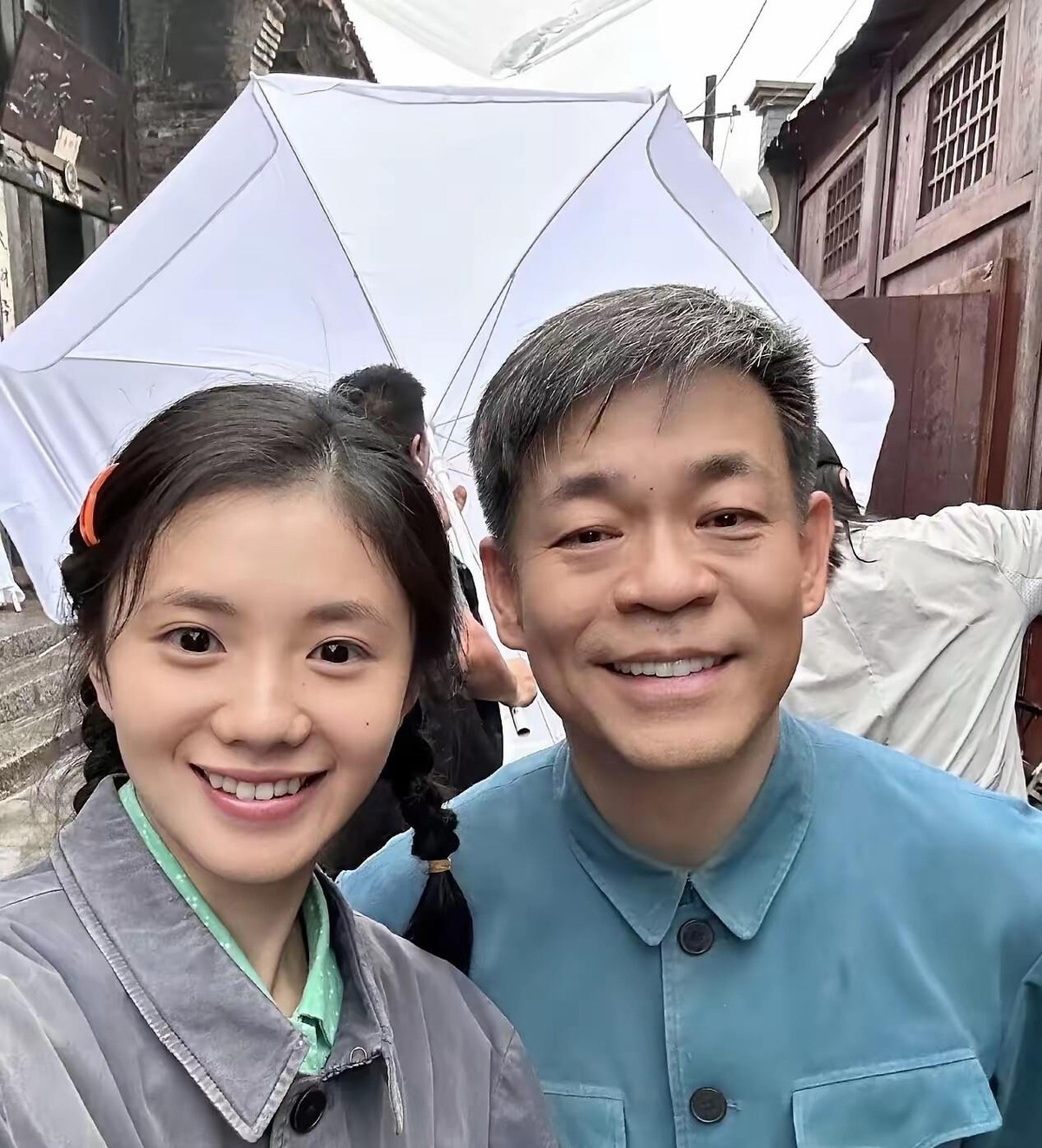 孙浩用一句“娃呀，苟师想你啦”接住了刘浩存这波风波，58岁的老戏骨没发声明没上律师函，就靠着剧里师父的身份在评论区留了句话，直接把自己送上热搜。平时他给刘浩存做饭念叨她胖了五斤，回西安陪老妈逛菜市场，活脱脱一个邻家长辈的样子，这次出事也不端架子不用公关话术，反而用最家常的语气告诉所有人：甭管外面闹成