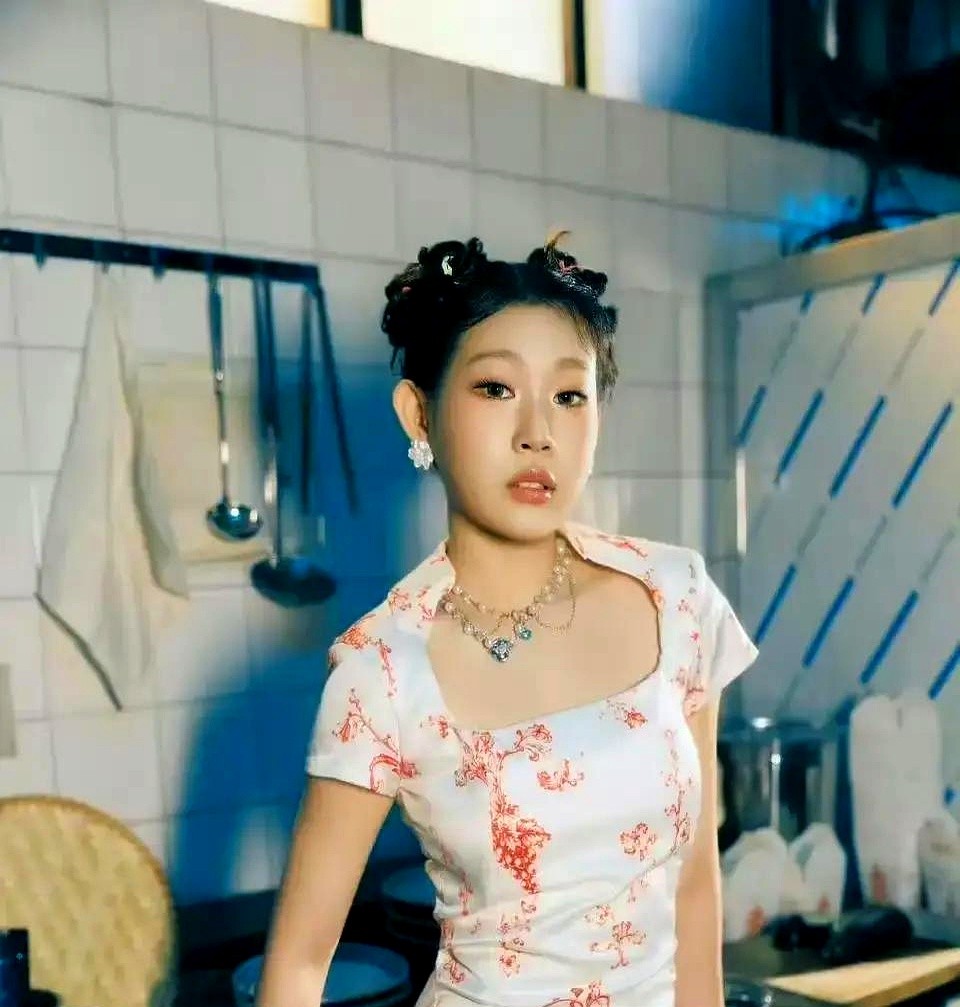 小沈阳以前连女儿购物车里的露脐装都要删，现在却看着她穿露肩短旗袍走红毯。

沈佳润成年了。最近签了公司，出席活动穿了一身短旗袍。这跟她小时候的待遇可大不一样。

早些年，小沈阳对闺女的衣柜盯得死紧。短裙不让穿，破洞裤得亲手拿针线缝上，生怕孩子惹来闲言碎语。

如今女大十八变。沈佳润学了舞蹈和声乐，面