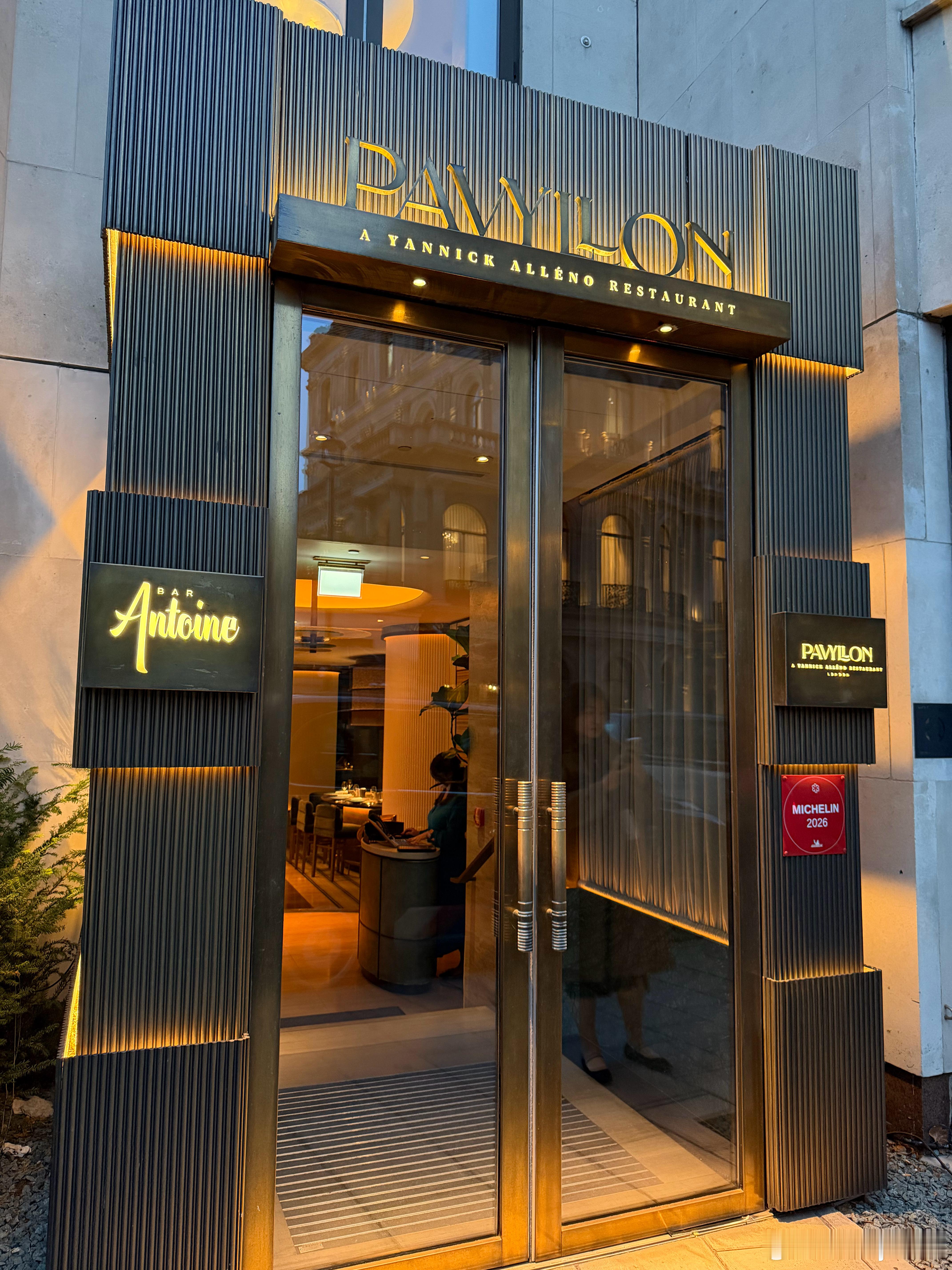 在四季酒店PAVYLLON餐厅庆祝Sissi毕业🥂🥳

法国传奇名厨 Yannick Alléno，全球拥有18颗米其林星🌟，是在世星级最多的大厨之一￼￼￼。菜品和服务都非常棒，难怪Google没有差评。服务生是她的校友，还贴心地给准备了一个小蛋糕[心]（当然最后队友大笔一挥小费伺候～
#人在旅途##伦敦##美食# ​