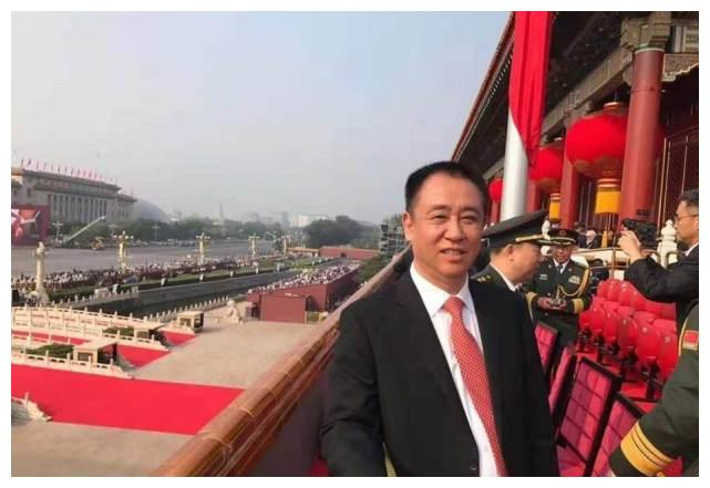 【看新闻学刑法：许家印至少要坐多少年牢？——谈我国的减刑规则】
1、今天，许家印案一审判决下达：
（1）被告单位恒大集团构成非法吸收公众存款罪、集资诈骗罪、违法发放贷款罪、欺诈发行证券罪、违规披露重要信息罪、单位行贿罪。判处罚金人民币88.2亿元。
（2）被告人许家印除前述罪行（单位犯罪） ​