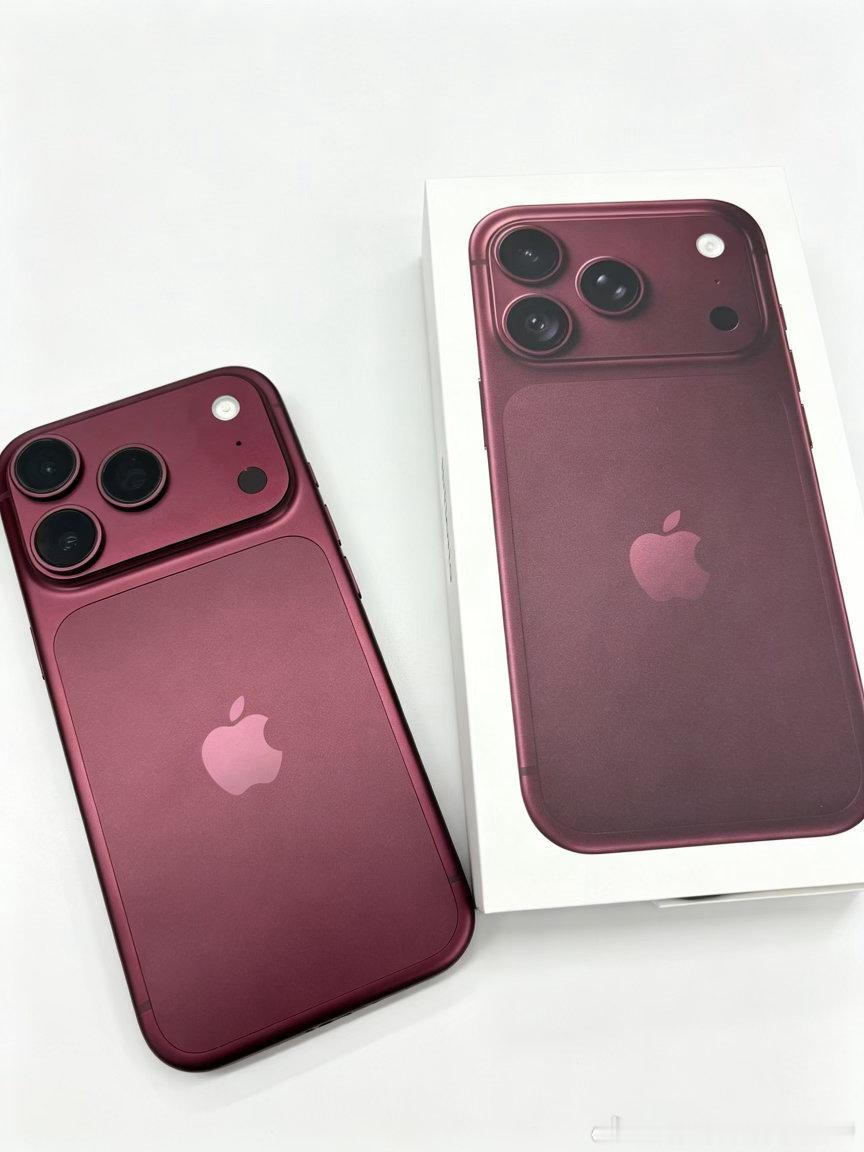 一个普通的周五，iPhone18pro今天发售我都不知道，杨杨加价配了钢化膜手机壳充电头充电线才给我买到首发。回去的路上杨杨说我情绪很稳定的玩新手机，是因为我习惯了杨杨给我买这买那基本我要啥给买啥，不要也硬买（比如这个手机我本来是真的不要的）可恶我真的被你养的很好[抱一抱]幸福且情绪稳定！ ​