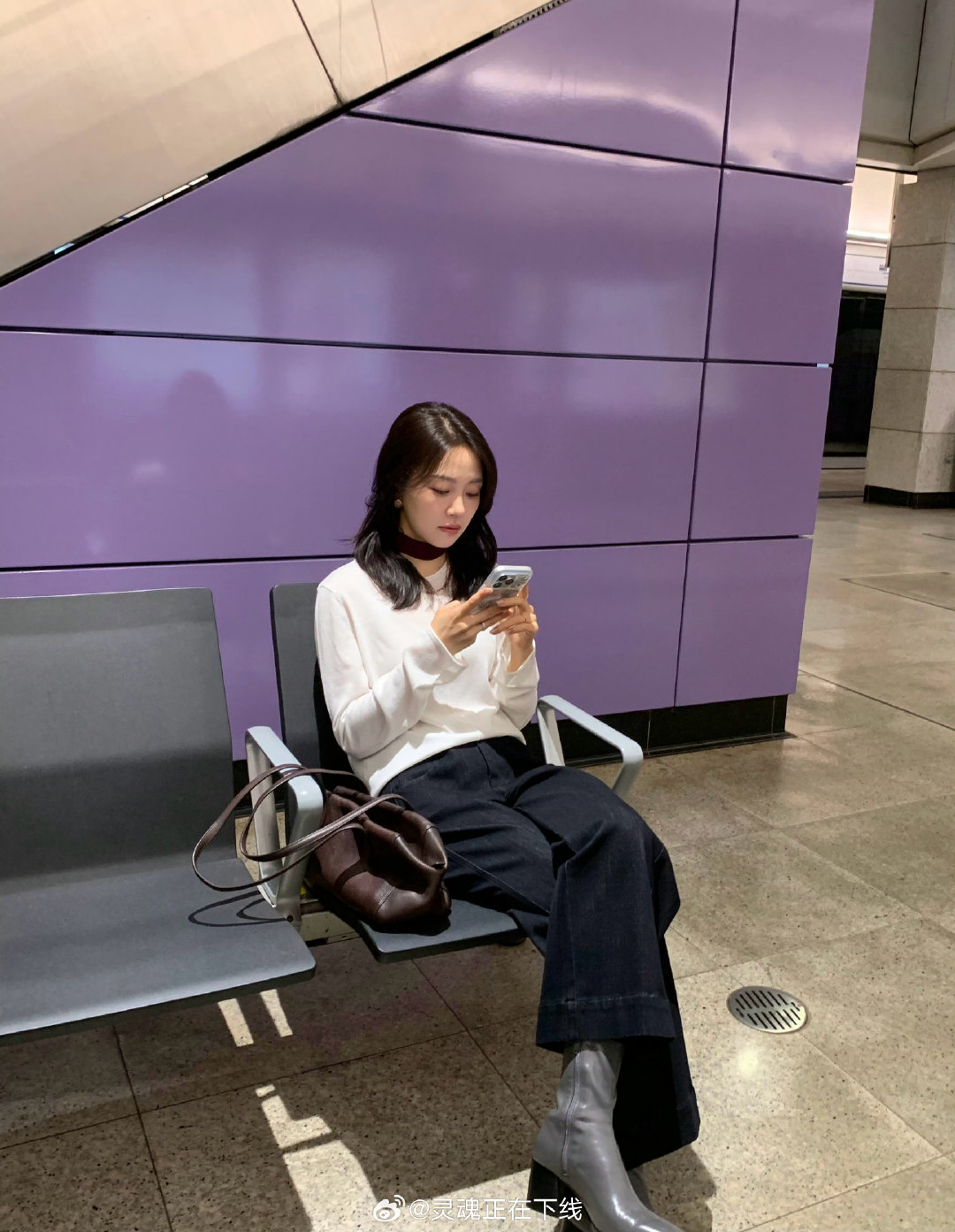 消费升级，香港地铁随处可见最新款iPhone！ ​