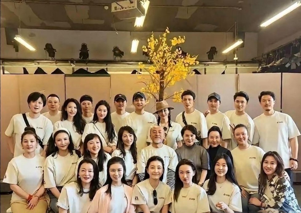 刘亦菲同学大聚会，别人都老了，她还那么年轻，跟吃了防腐剂似 ​