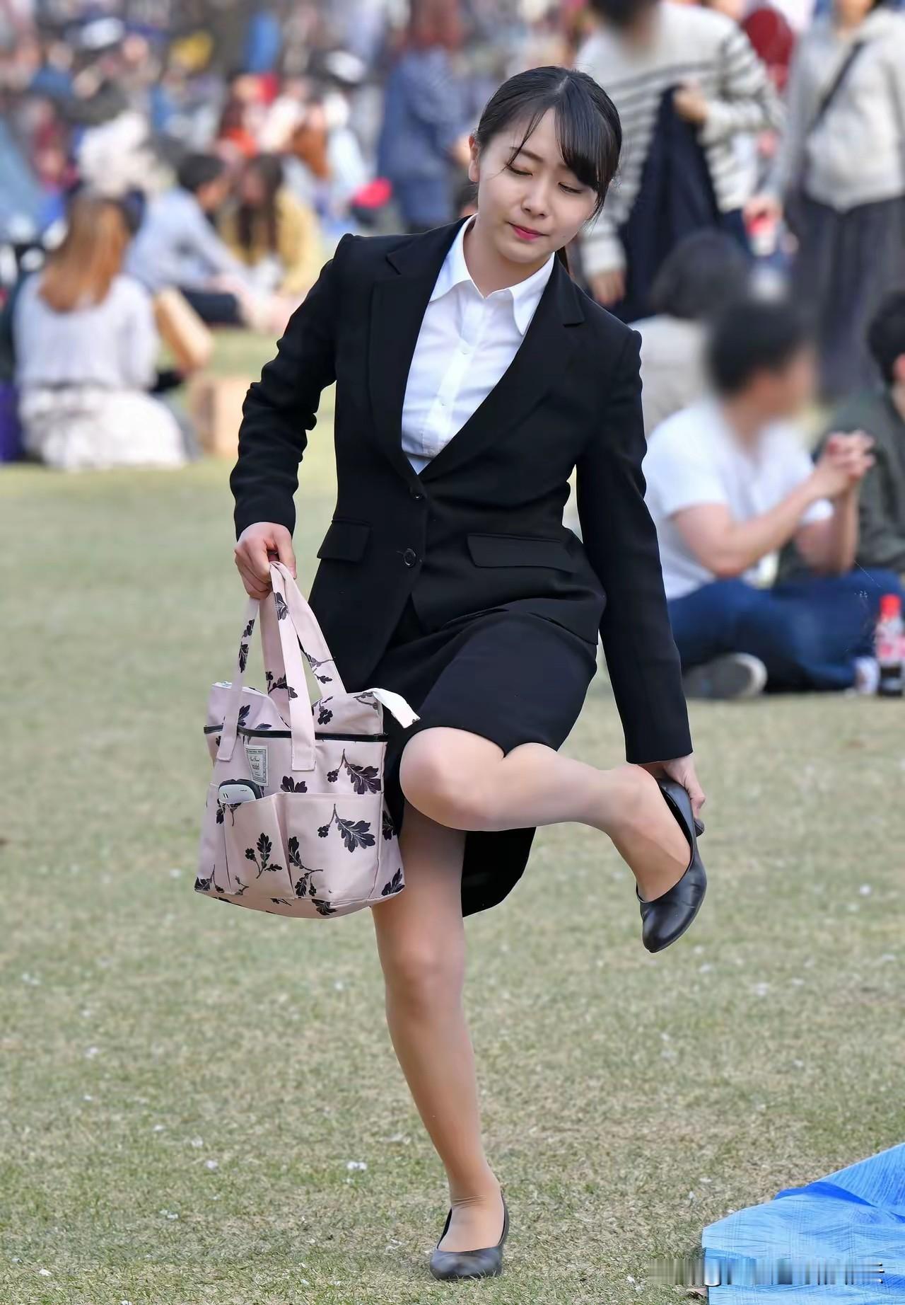 公园里穿着职业装的优雅气质小姐姐。