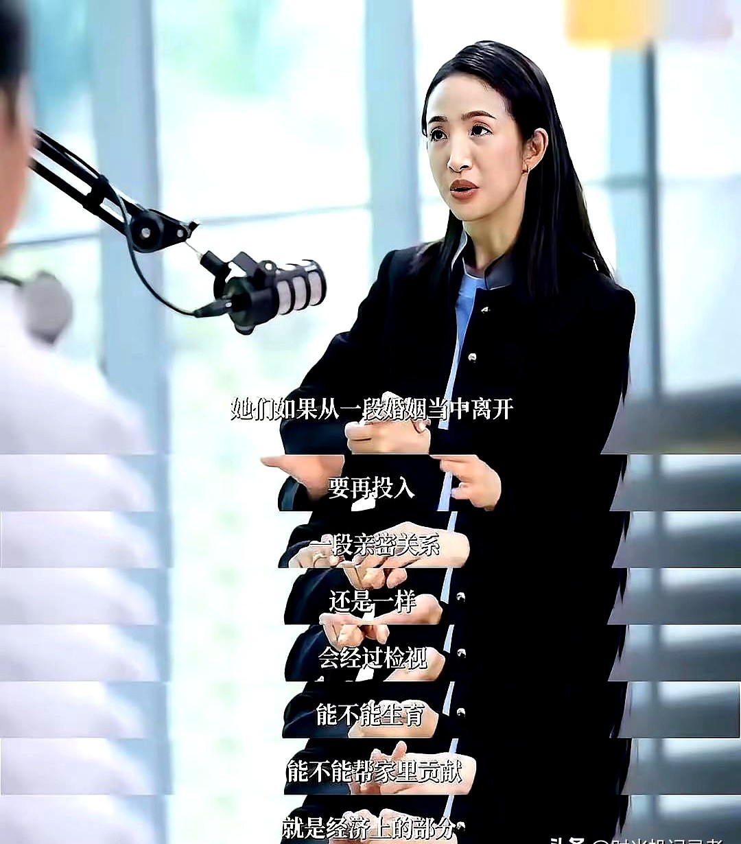 都以为林依晨在婚姻里受尽委屈，其实她才是真正的狠角色。

大家总盯着她老公不在身边，觉得婆家不够重视。但这恰恰是她自己选的。结婚、生两个孩子，每一步全在她的精准计划内。

她压根不追求男人天天陪着。如今当了两个孩子的妈，老公不在跟前，她照样把娃带得明明白白，把精力全用来做自己想做的事。外界脑补的委屈
