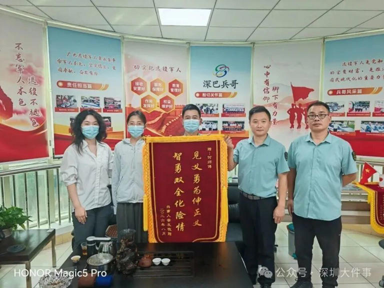 18岁女孩被包办婚姻强制辍学后逃至深圳，父母雇壮汉“跨省抓人”，将其当众挟持连夜前往兰州；多方伸出援手，20多个小时后终被警方救下。

#女子称被父母逼辞央企回村嫁人# 

18岁，本该是坐在教室追梦的年纪。但对于这名女孩来说，她却要为拒绝一场包办婚姻而逃离家乡，甚至在网络上发出求救信号。

 ​
