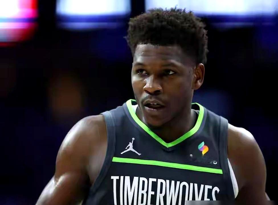 他真是个行走的印钞机，可这台机器现在有点卡壳。    森林狼球星安东尼...