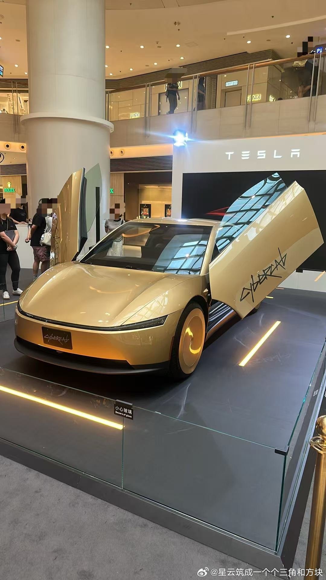 偷群友的图，在我搜到它定位只是出租车之前我还挺想抛开对电车的偏见买一辆的，完全就是天选7702痛车[捂嘴哭]把CAB用漆遮住再补上同字体的PUNK2077多是一件美事[捂嘴哭]
其实是出租车也没关系，可以贴德拉曼的装饰。。。。
马斯克始终忘不了7702那一双忧郁的眼睛。。。。。 ​