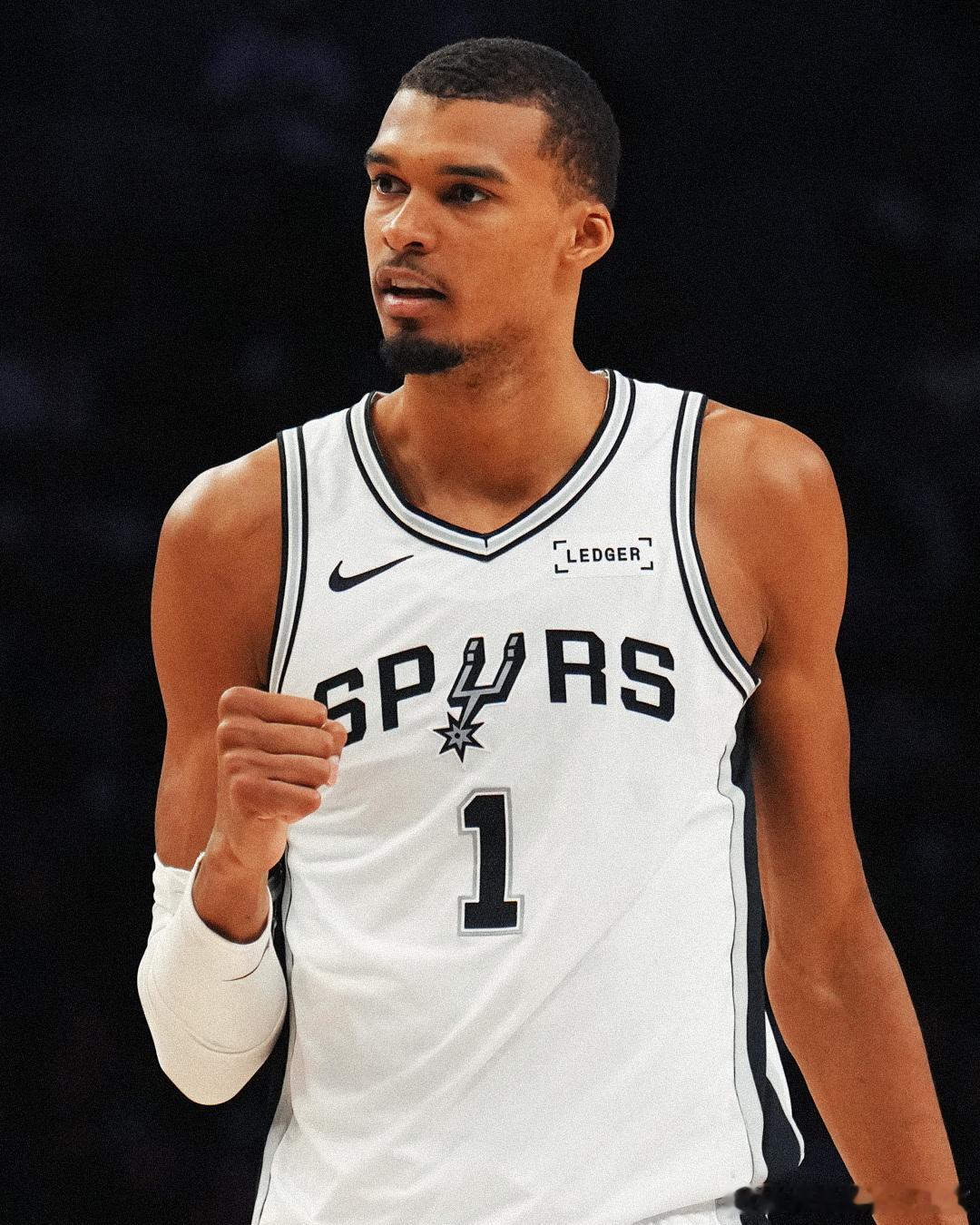 这就是NBA联盟商业的一面,裁判时而聪明时而糊涂.哈腾今天一堆小动作不...