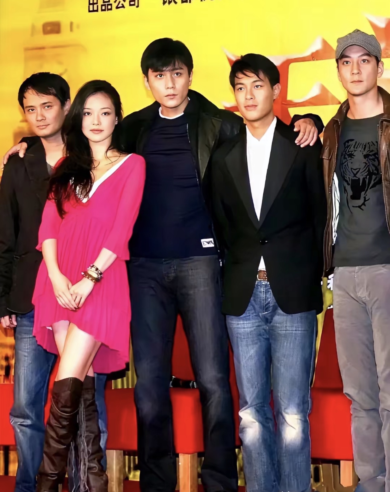 这是2006年《天堂口》发布会的老照片，如今回想起来满是感慨，照片里的这群人全都处在颜值的巅峰时刻。
32岁的吴彦祖五官俊朗立体，30岁的舒淇风情尽显，28岁的刘烨气场十足，年纪最小的杨祐宁才24岁，浑身透着鲜活的少年气。
全员都处在颜值巅峰，当年这般神仙阵容实在太过难得。