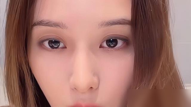 黄子韬徐艺洋直播自曝，儿子都两岁多了，一直瞒着是因为徐艺洋生完孩子情绪崩了。这次不装了，理由特现实：孩子马上要上学，出门就被人拿手机怼脸拍，藏不住了。直播里徐艺洋一边说一边伸手去捂黄子韬的嘴，怕他看见黑评当场炸。徐艺洋解释，2024年生完，身体出状况，舆论压力扛不住，黄子韬就顺着她，把事压下来。现在
