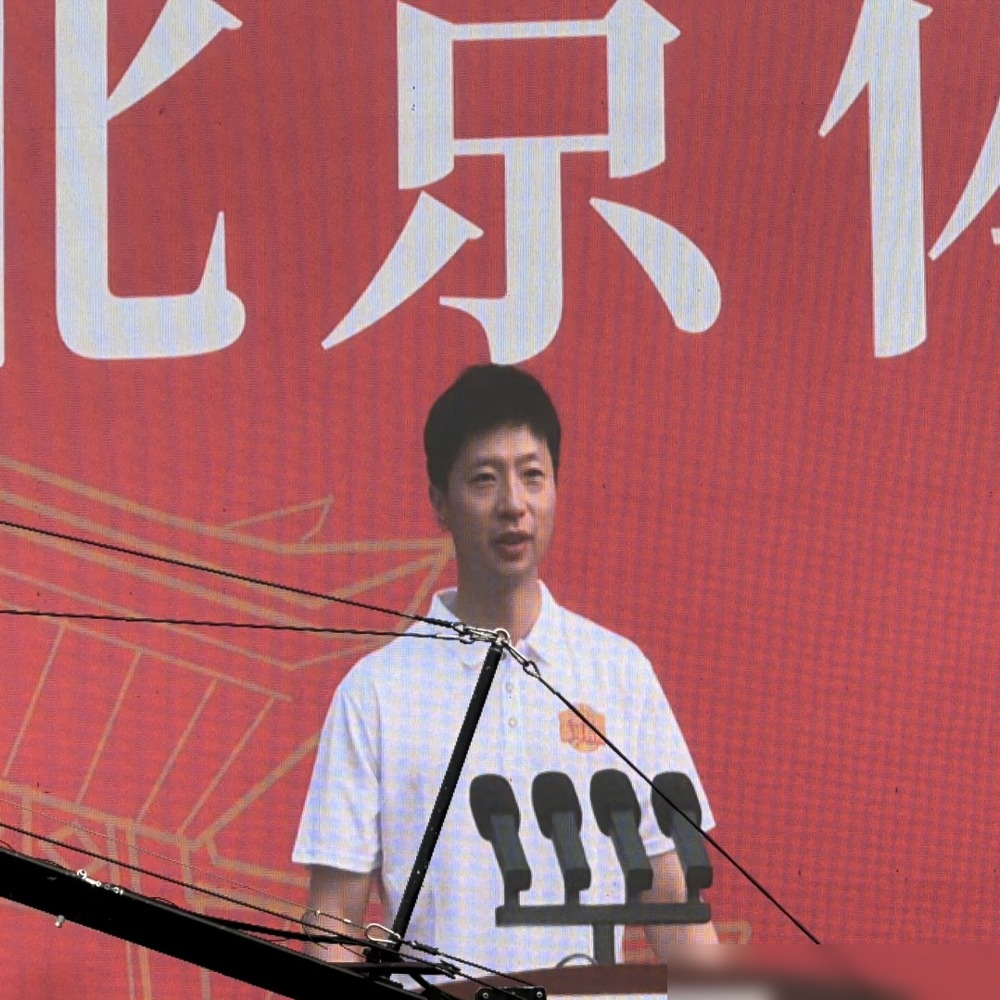 马龙开学了，不是去当吉祥物，是去刷题考了个93.6分。
北体大开学典礼，他往台上一站，身份是2026级博士新生代表。专业不是混的，运动训练与竞赛方向，综合成绩93.6，目标就一条：把十几年台前拼下来的实战，全倒出来，转成方法论。
说白了，他要从打球的，变成教别人怎么打球的。
但球也没扔。场还上