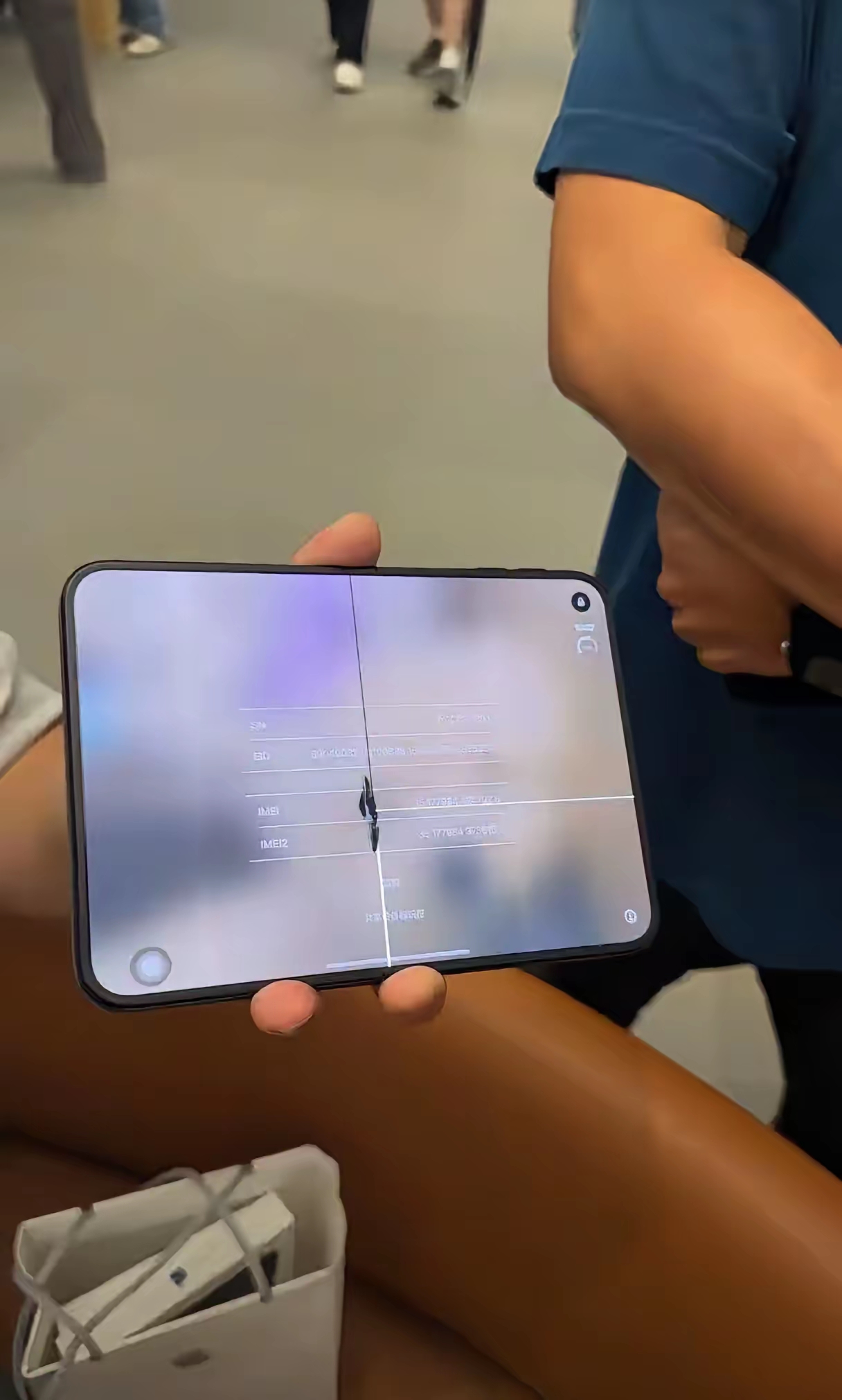 一万七千多入手iPhone Duo夜空色首发机。
门店刚拿到手，开合寥寥数次，人还没离店，屏幕直接裂了两道裂纹。
 
无摔无磕碰，纯正常使用。
高价新机刚开箱就出故障，这运气也太差了！iPhone 苹果秋季新机 苹果Duo折叠 黄紫色苹果 macduo