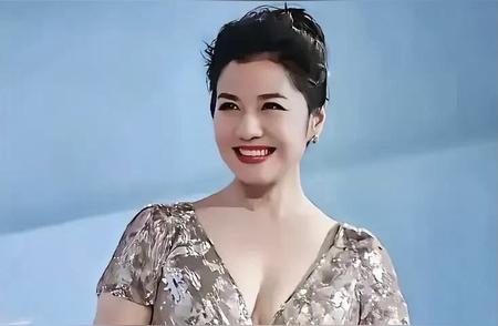 不愧是顶级的美女，60多岁了还这么优雅大气，看起来比主持人倪萍都要漂亮...