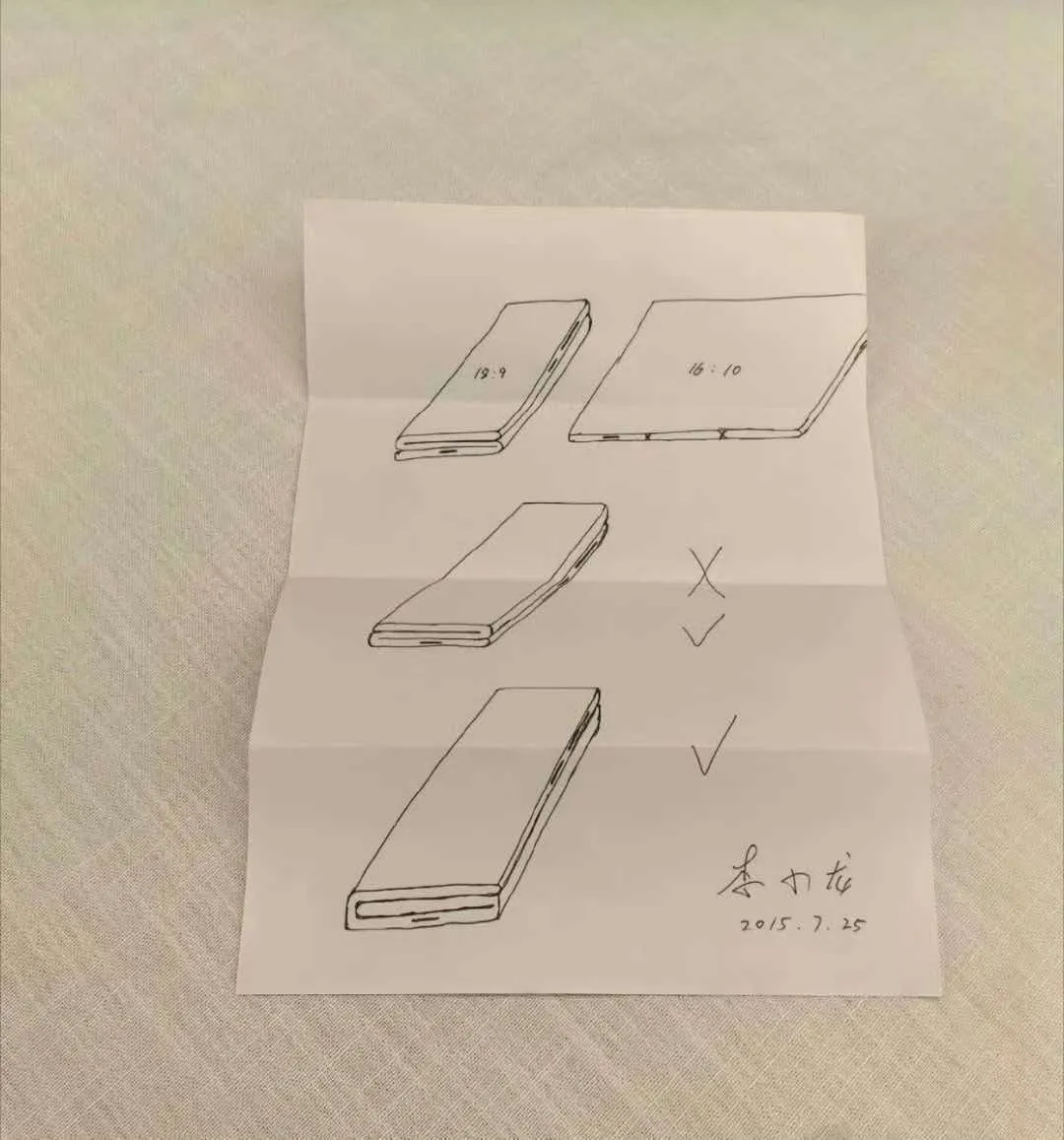 《三星KOL笑华为Mate XT2就算了，别家KOL急什么》

现在的数码圈，简直比戏台子还热闹。华为Mate XT2刚开启预约，后台预约量直接把服务器挤得晃三晃，结果评论区先炸了锅：三星的KOL出来阴阳怪气也就算了，毕竟人家当年拿着G形态三折叠的验证机，在发布会上亮了相，转头77天就因铰链异响、良