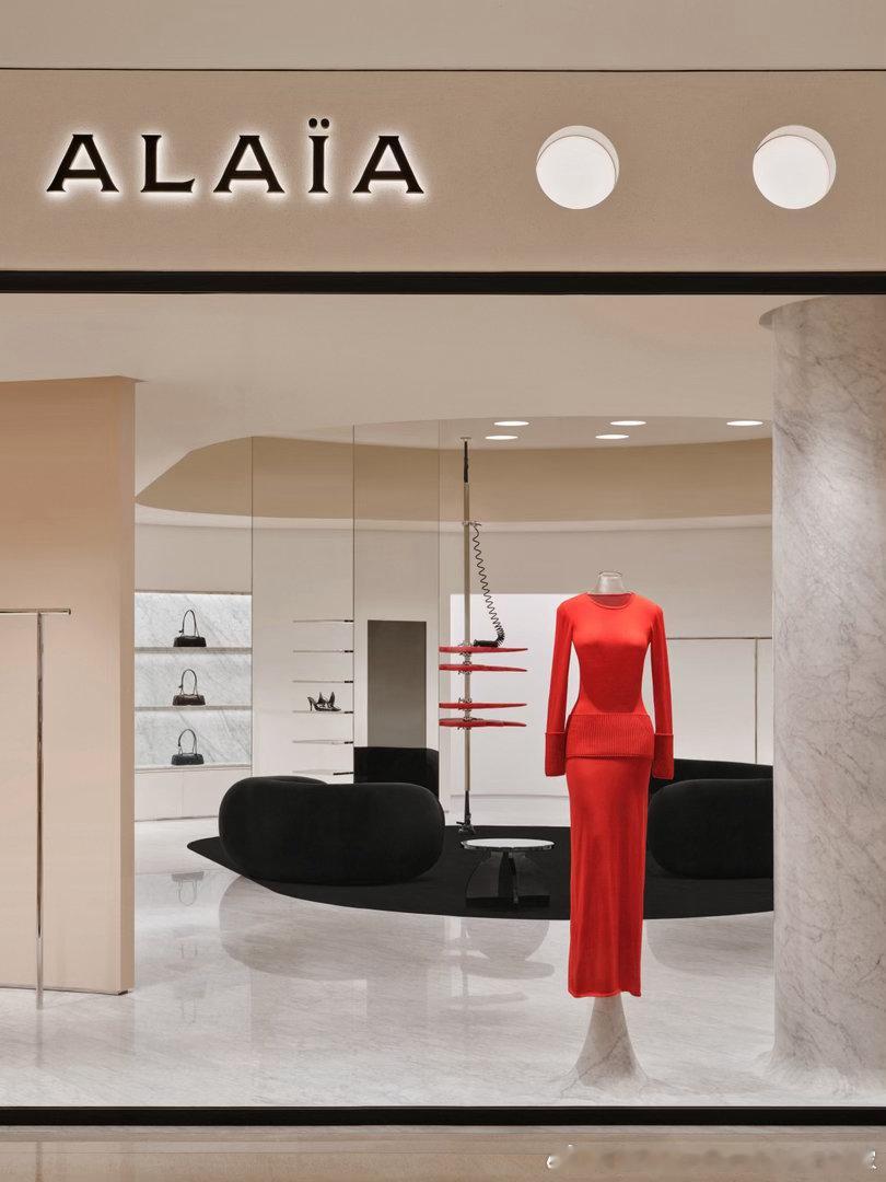 ALAÏA上海恒隆广场精品店焕新启幕 首献LA TABLE ALAÏA晚宴演绎多元美学

近日，ALAÏA上海恒隆广场精品店正式焕新亮相，9月17日举办盛大启幕活动，并带来上海首场LA TABLE ALAÏA主题晚宴，将时装、艺术与美食相融，诠释品牌独有的美学内核与待客文化。

开幕活动现场星光齐聚，演员娜然，超模贺聪、汪曲 ​