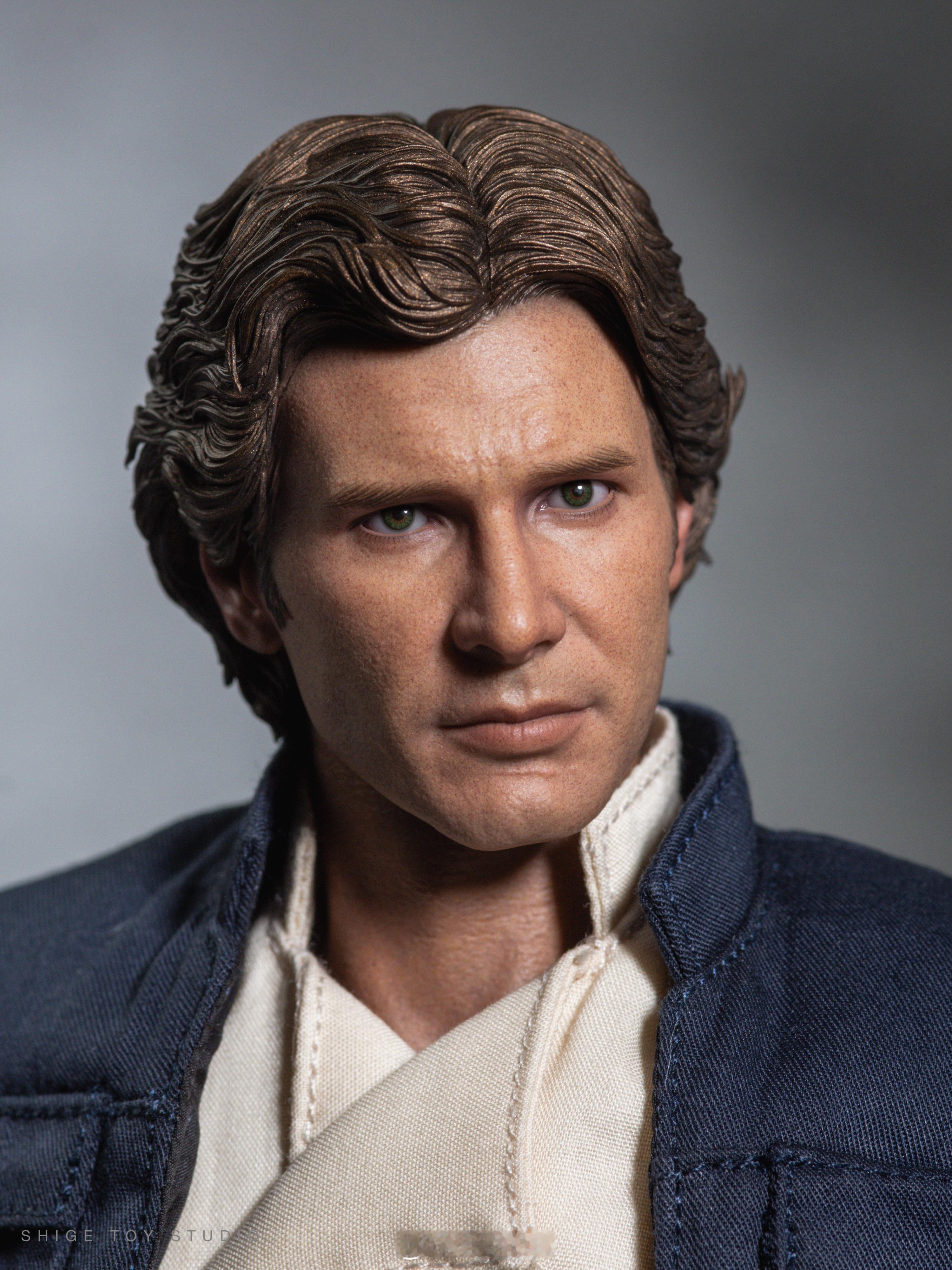#Hot Toys出货预告##汉·索罗#

Hot Toys参照《星球大战5：帝国反击战》中，汉·索罗身着霍斯(Hoth)雪衣的造型，首度推出该造型的1:6比例珍藏人偶

汉·索罗高像真角色头雕搭载可动眼球系统，传神演绎哈里森·福特年轻时期的神韵。31cm高可动人偶素体配备30处可动关节，可轻松呈现多种战斗与动态姿势。服饰 ​