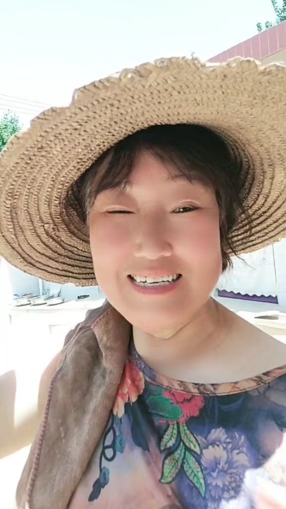 太阳毒到，把人的皮都会剥掉，但晾晒红辣椒，可是好天气，两天把采摘回来的头茬辣椒晾