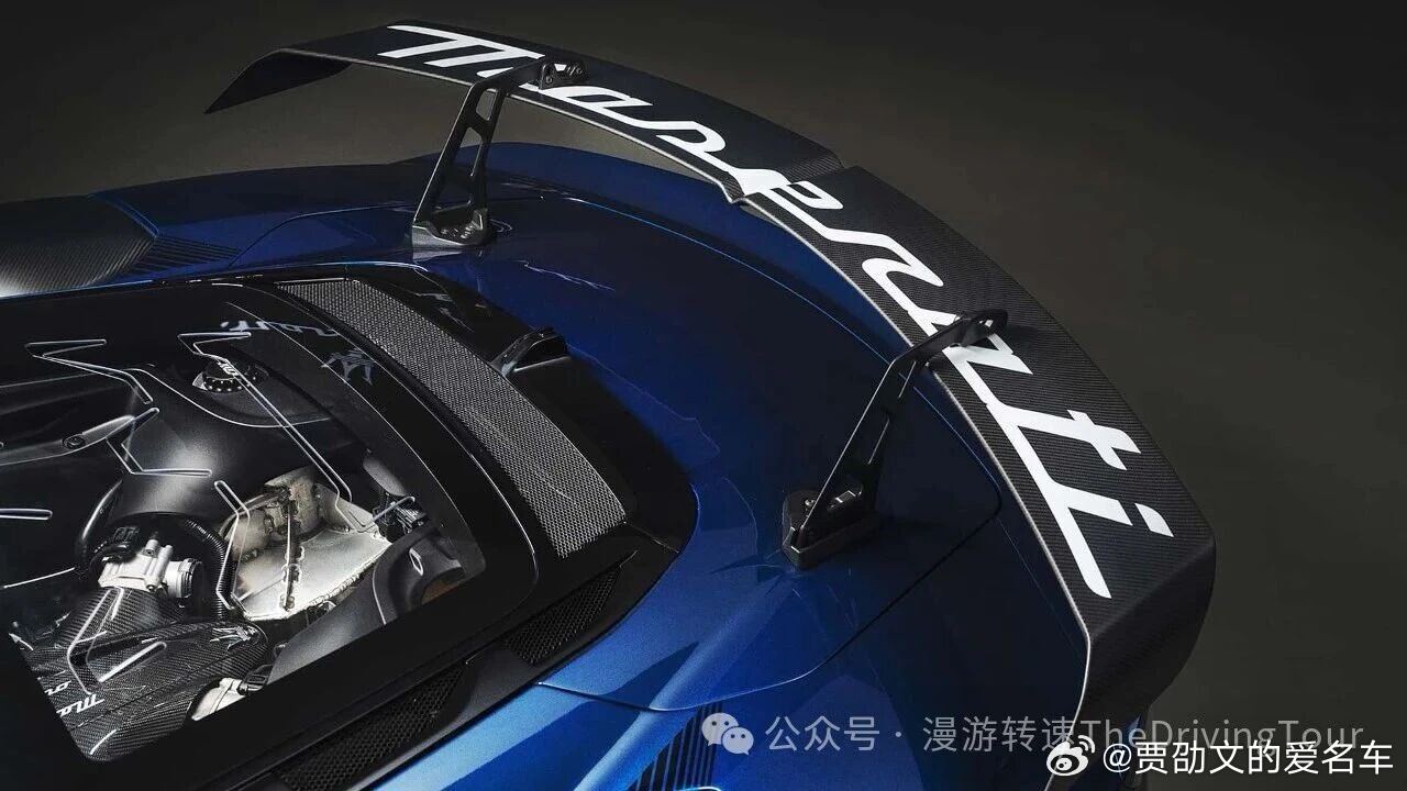 《名车 展示》赏析：玛莎拉蒂 MC20 GT2 Stradale 特别版 超级跑车！玛莎拉蒂汽车🚗公司通过Fuoriserie个性化定制项目，为收藏家打造了一台致敬传奇赛车MC12车型的GT2 Stradale 特别定制车型。在车辆的外观设计方面：车辆选用纪念MC12赛车🏎锦标赛夺冠的Blu Victory金属蓝涂装设计，哑光碳纤维车顶 ​