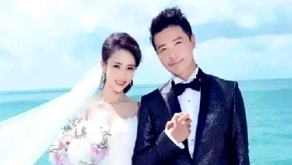 2014年佟丽娅大婚，雷佳音仗义跑去当免费司仪，主持到一半，新郎母亲却当众指着他鼻子骂，让他离儿媳妇远点
 

郭京飞赶紧抢过话筒打圆场，雷佳音咽下这口窝囊气，硬是端着笑把整个仪式给顺了下来。大喜日子当众被亲家母难堪，换成谁心里不堵得慌
 

从那之后，两人再合作拍戏，对戏必须敞着大门，大合影他主动