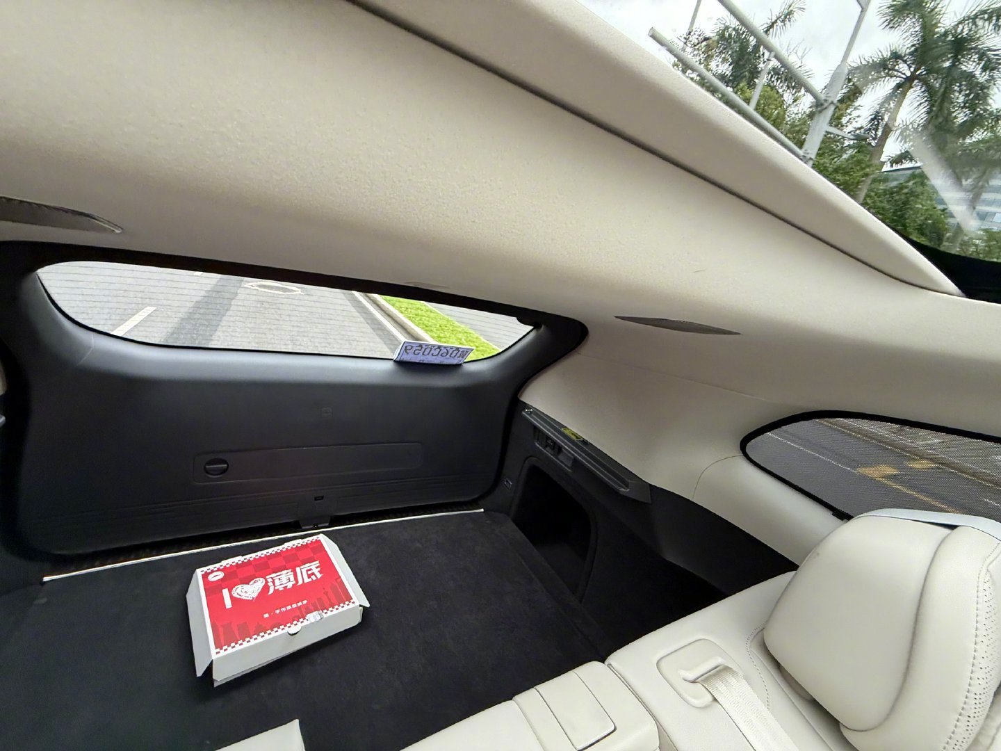 原生大五座 SUV 小鹏 G9L
这车就四个字---物超所值
标配空悬、后轮转向，这对于一个 5210mm 的车来说简直就是降维打击

轴距3100mm车内空间大的离谱，
后排角度调节非常大。而且车内也有 220 伏插座
户外露营也是一个非常好的选择
最后就四个字，小鹏牛逼
这车卖不好我倒立洗头！ ​