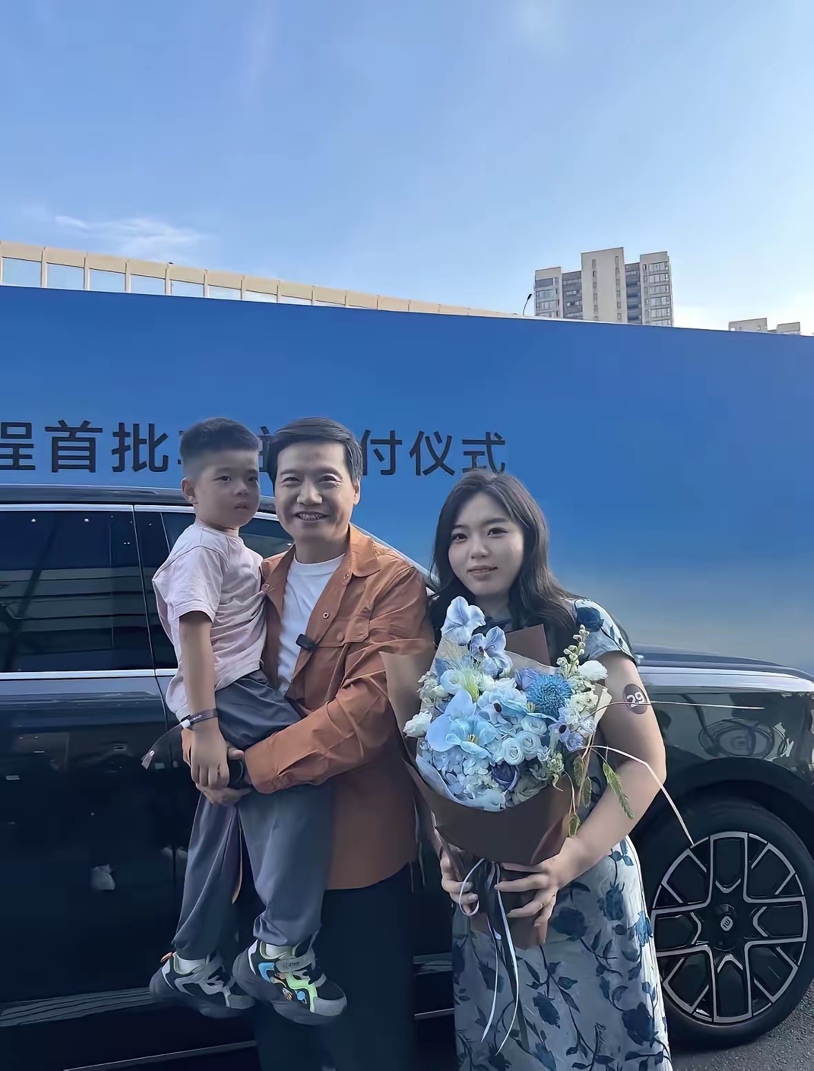 即使带个娃，傍个千亿总裁也不是啥难事，只要买辆小米汽车🚘🚘🚘🚘！
 
最近小米汽车杭州首批交付现场刷屏全网，也让网友发现了一个特别温暖、接地气的细节。不少带着孩子前来提车的普通车主，轻轻松松和千亿企业家雷军近距离接触、合影留念，完全没有距离感。很多人感慨，原来普通人想要近距离遇见、结识顶级大佬，门槛