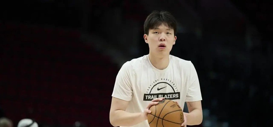 杨瀚森第二季首秀还是4分4篮板6犯，开拓者领先21分被勇士替补逆转，第三中锋的门缝里他还能挤进去吗
21分钟，5投2中，4分4篮板1助攻，4次失误，6犯离场。这是杨瀚森NBA第二赛季季前赛首秀交出的全部数据。一年前对阵勇士的季前赛首秀，同样是21分钟，同样是4分4篮板1助攻，同样是6犯离场。两年首秀