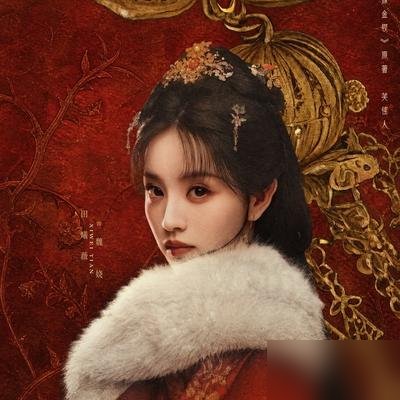 央视次黄档，她一个人演俩，还没用配音。
《嫁金钗》首播数据直接爆了，热度破7500，收视峰值干到1.2%。田曦薇这回玩的是真狠，真假千金双生花，靠声线和眼神硬切两个角色。
三天前她才刚过完29岁生日，人在赶路，车窗外面粉丝喊她名字。
她说听见了，带着那股劲儿进的新戏。
95花这桌牌，有人靠热