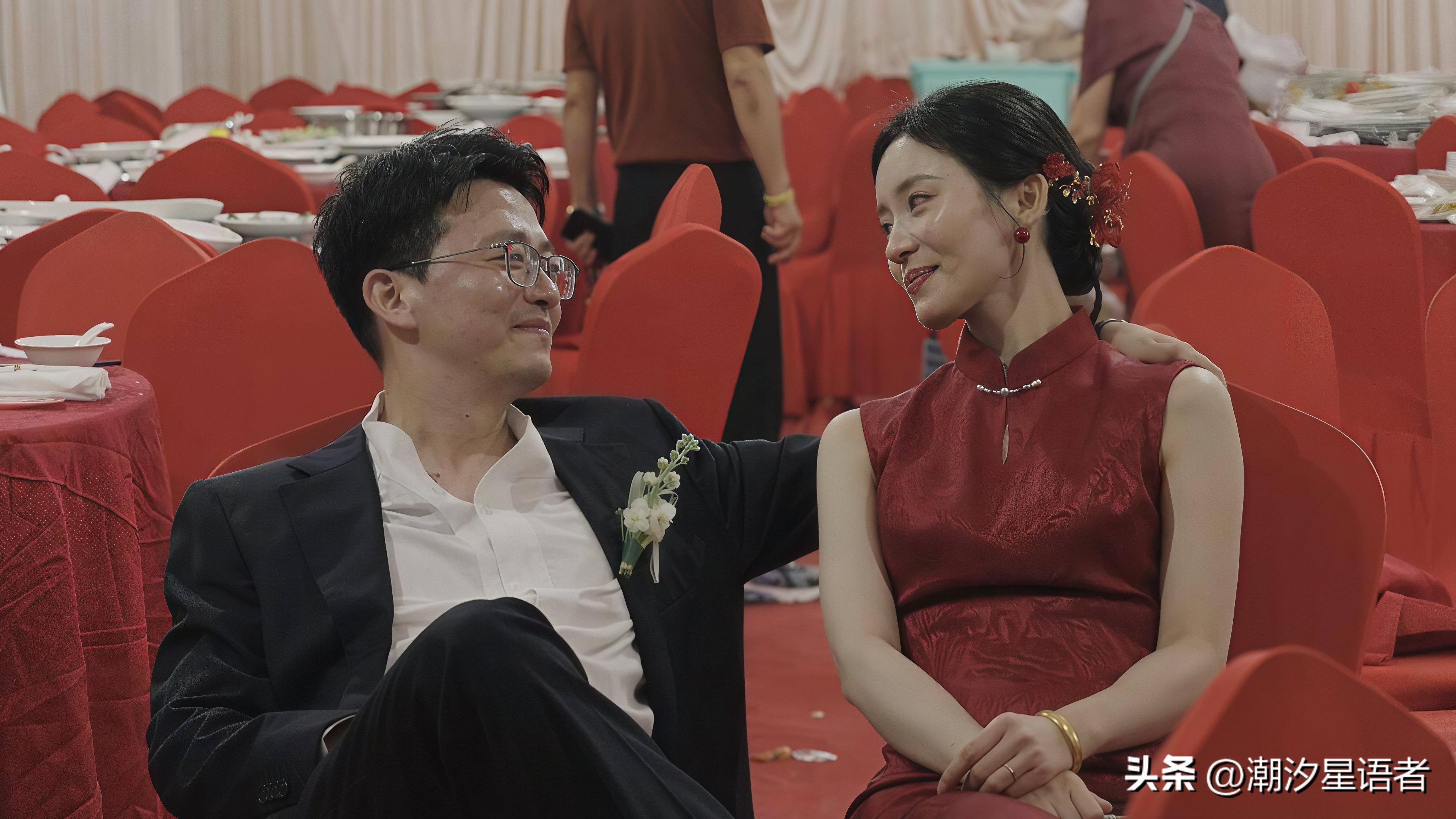婚礼散场后新娘突然泪崩：“当我看向他时，他早已热泪盈眶”！

江苏启东一对新人的婚礼视频，这两天刷爆了全网。短短几十秒，播放量突破2000万，点赞冲到113.9万。

画面朴素得很，老宅前搭的大红棚，宾客散尽，新郎新娘并排坐着，谁也没开口，就那么安静地看着对方。新娘先笑了，笑着笑着眼泪涌出来。新郎轻