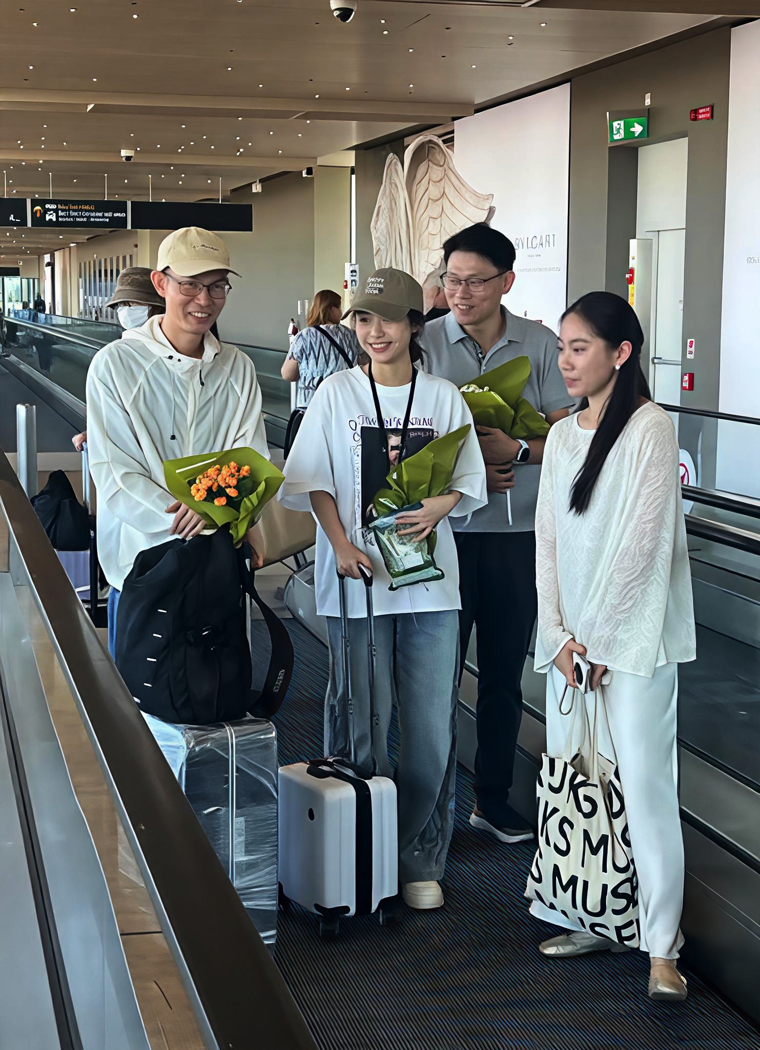 ★好消息★
《给阿嬷的情书💌》剧组现身“第83届”威尼斯电影节。在威尼斯港湾的王晓慧手拿荣耀Robot Phone爱不释手，惊叹ARRI影像能力。