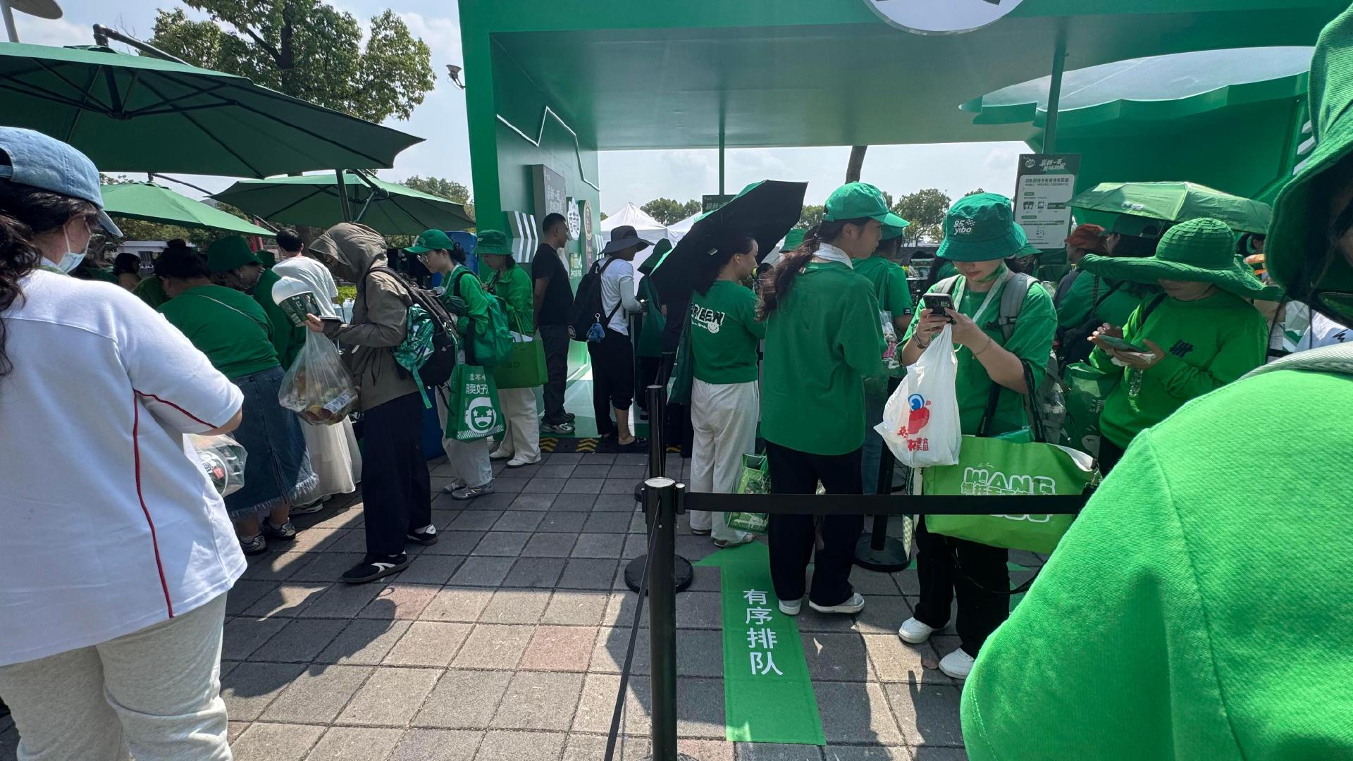 上海8小时耐力赛现场到处都是绿绿的 很美妙💚🤲
#王一博上海8小时耐力赛试车直播#
#王一博[超话]# ​