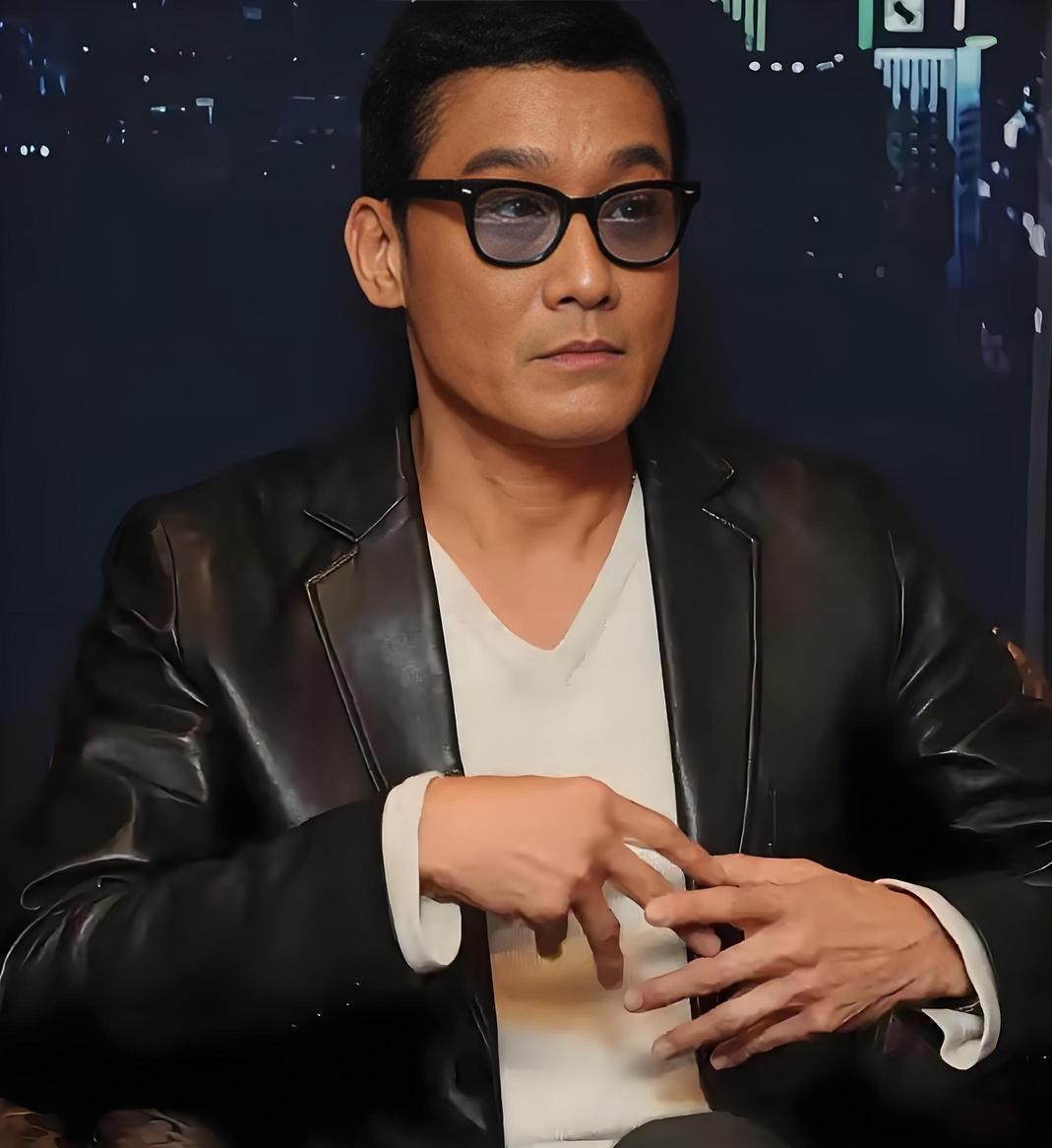 梁家辉说过一句话，香港人最尊重的是老师医生科技工作者，明星走街上没人围观。周润发挤地铁买菜是日常，刘青云除夕去菜市场被记者当普通市民采访，字幕直接打上“市民刘先生”，他站那儿认真聊鸡多少钱一斤。这事搁某些地方根本不敢想，明星出门恨不得清场封路，保镖比路人还多。说实话，演员就是一份工，下了班该干嘛干嘛