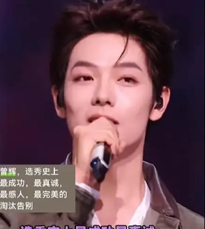 刚从《披荆斩棘》的大舞台灰溜溜淘汰，一扭脸又扎进了恋综录制现场，曾辉这两天被网友骂成了筛子。
有人嘲讽他吃相难看，热度蹭得连轴转；也有人翻出他的回应，说恋综早就签好了，只是档期撞在一起。
但网友不管这些，大家只觉得他太急了，急得毫无体面。
可体面这东西，是身家丰厚的人才配讲究的奢侈品。
换成