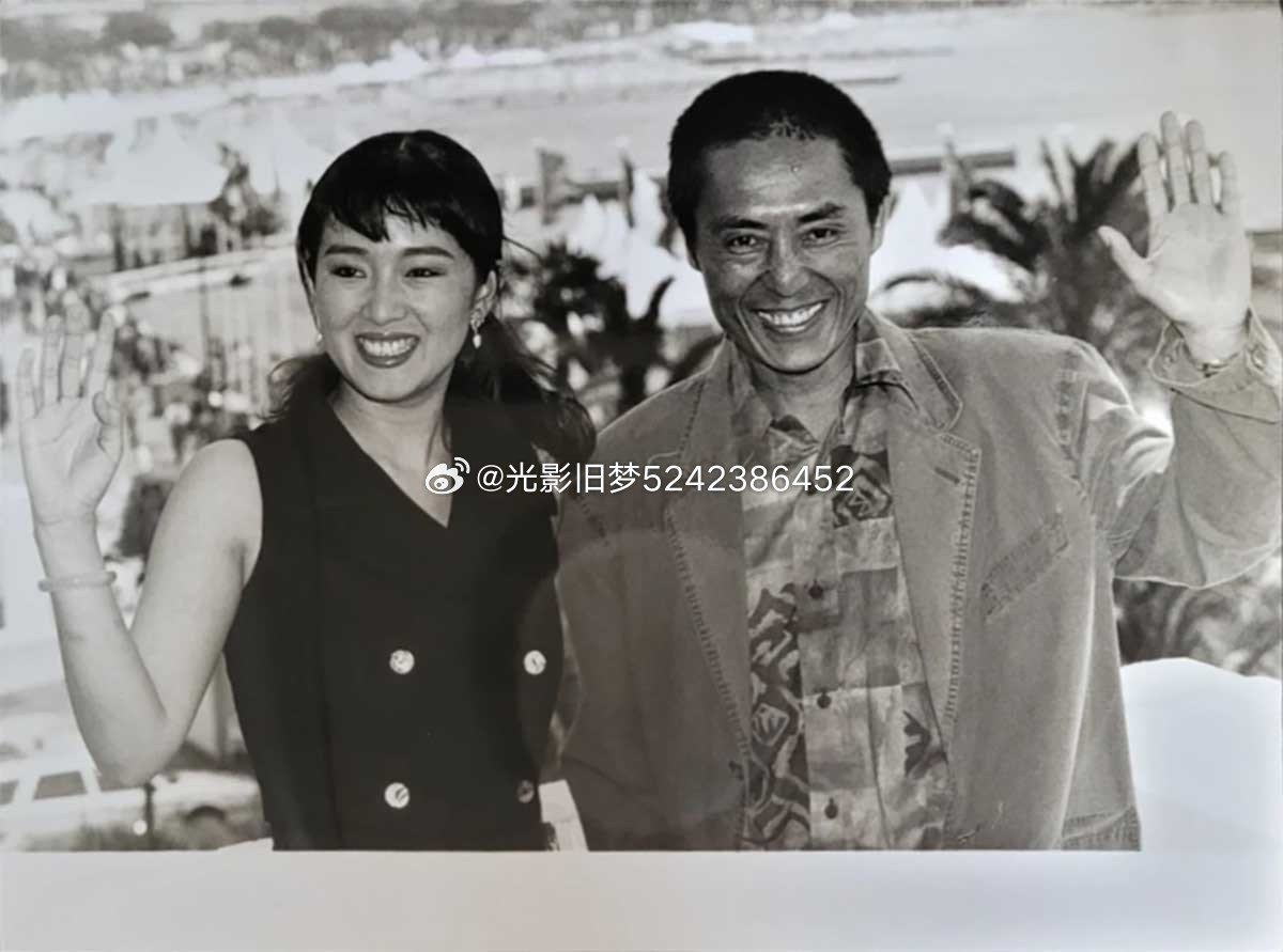 #巩俐[超话]# 1995年5月25日，#张艺谋#和巩俐在第48届戛纳国际电影节的参赛电影《摇啊摇，摇到外婆桥》的新闻发布会上，向媒体记者挥手致意。 
《摇啊摇，摇到外婆桥》是张艺谋执导、巩俐主演的剧情片，改编自李晓的小说《门规》，故事背景设定在20世纪30年代的上海滩，围绕乡村少年水生和上海滩歌舞皇 ​