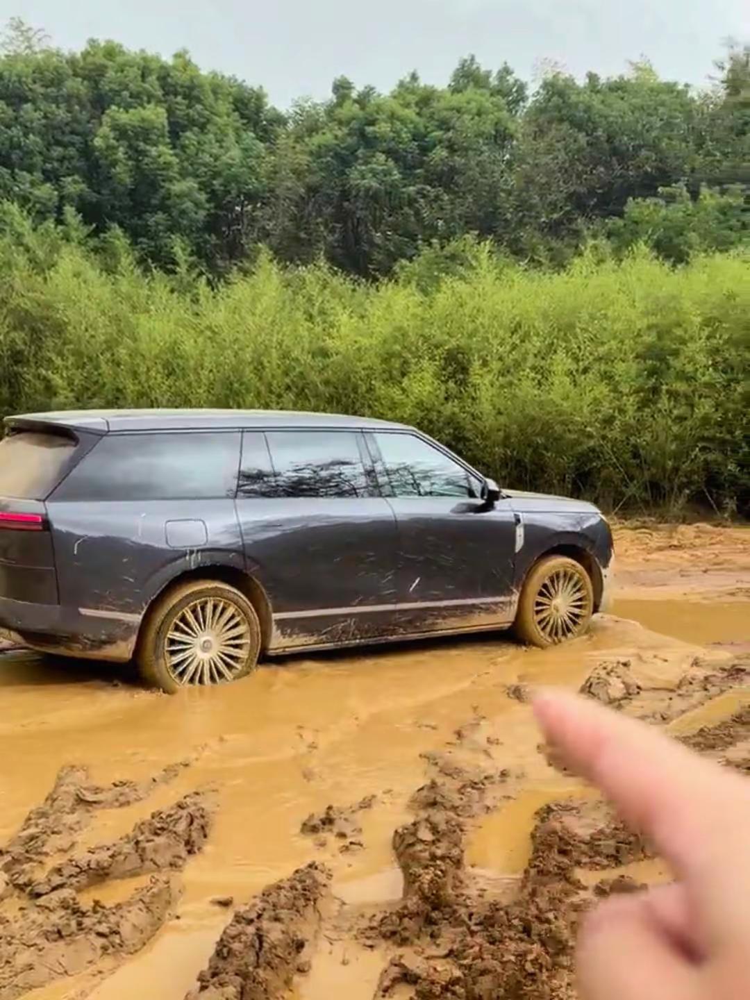 这么造看着真心疼啊… 直接把小鹏GX当越野车来开了，是真猛啊小鹏GX 小鹏GX成功挑战五大越野极限场景