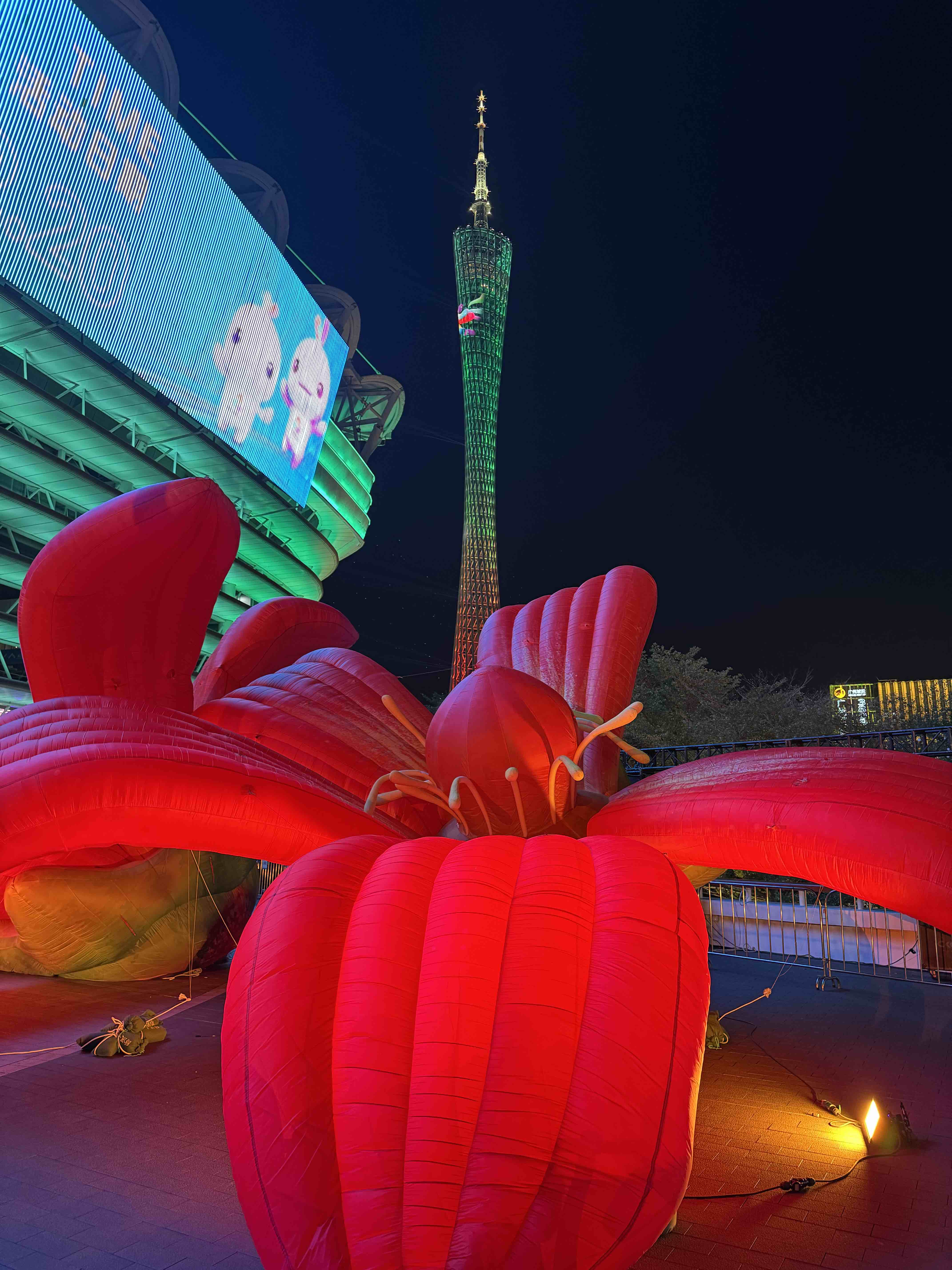 终于可以看到广州海心沙灯光秀了，不愧是一场视觉的盛宴！[给力][加一][烟花]