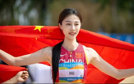 跳高选手胡麟鹏拿下赛事冠军当夜收拾行李，赛后官宣退役引发全网热议。

二零二六年八月二十二日广州街头田径赛事，胡麟鹏跳出一米八五锁定金牌。十六年竞技之路就此画上句号。她正值状态高峰期，近期接连刷新个人最好成绩。这名河北姑娘出身体育家庭