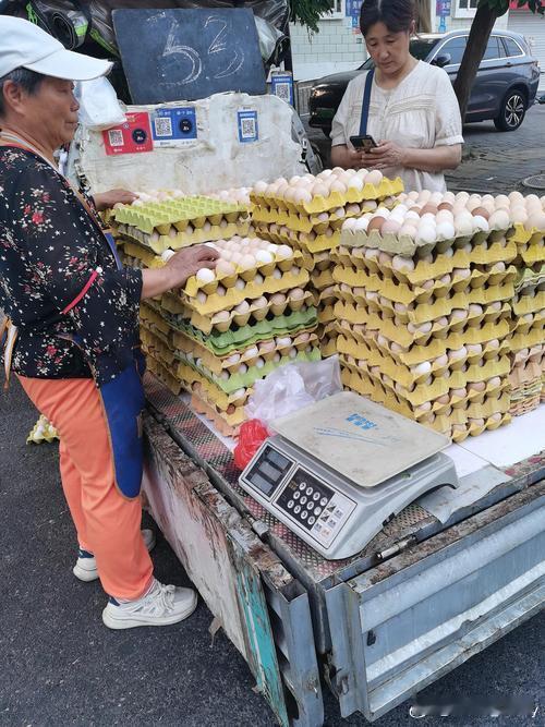 去早市买鸡蛋，发现有个摊贩短秤。我买了三斤，回家一称只有两斤六两。我回去找他理论，他还嘴硬。旁边几个顾客也围过来，有人认出我是常客，说这摊贩经常缺斤少两。最后他承认了，补了我鸡蛋还多给了两个。我警告他再有下次就举报。做生意得讲诚信，不能坑人。 ​