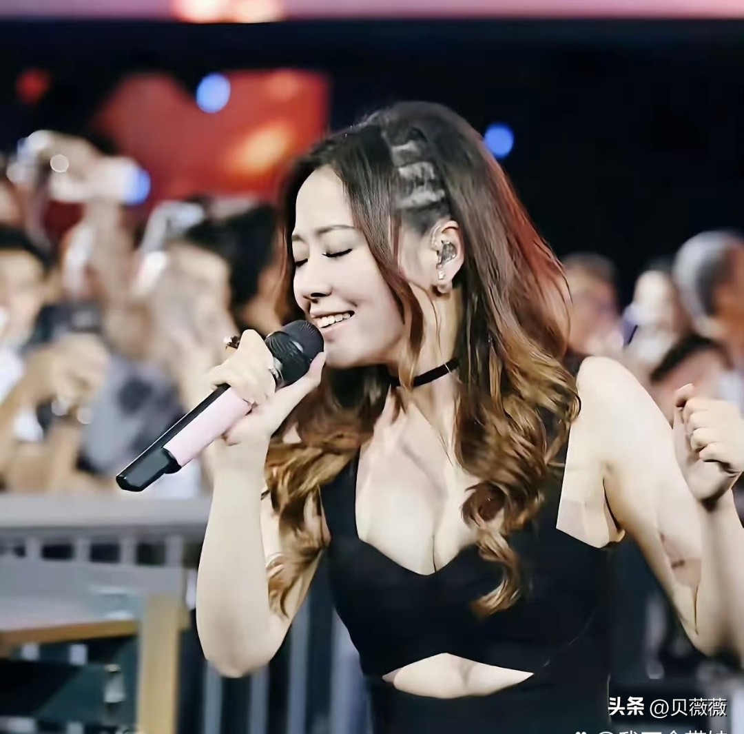 张靓颖现在完全走性感路线了