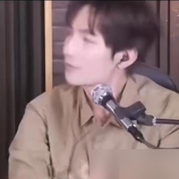 弹幕全在刷“打给张远打给苏醒”，陈楚生手一滑，拨出去的是王啸坤。电话秒接，那边一句“喂，生哥”，这边一句“在直播呢”，俩人跟昨天刚喝完酒似的，连寒暄都省了。没有综艺梗，没有兄弟情剧本，就是问两句近况，叮嘱一句少熬夜。弹幕瞬间安静了一半。都以为0713的热闹在明面上，其实真正过命的交情，从来不往镜头前