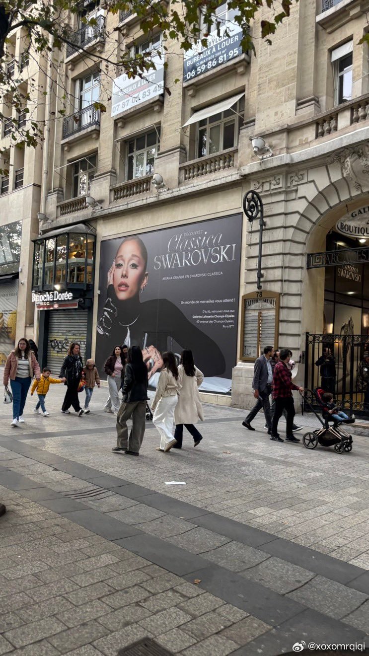 法国抗议浪潮之中，多家奢侈品门店被洗劫破坏，唯独Ariana Grande 的海报完好无损、未遭破坏。 ​