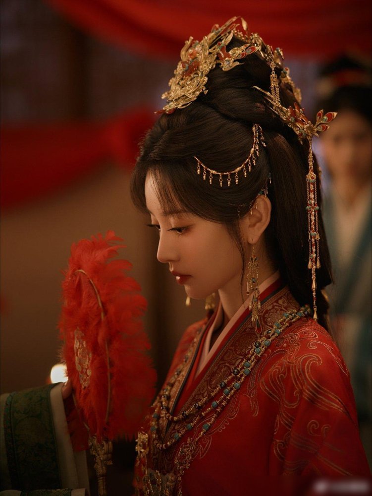 央视八套今晚9点半，直接甩出一张牌，田曦薇演倒夜香的。
《嫁金钗》开播，她一人撕两张脸。白天是伯府贵女，晚上是底层夜香妇阿丑。预约量干到500万，Netflix同步上线。
导演就撂下一句话：一张脸，两种狠，三重改命。
之前95花还在古偶里转圈，这回直接往泥里摁。真假千金，先婚后爱，全是老配方，