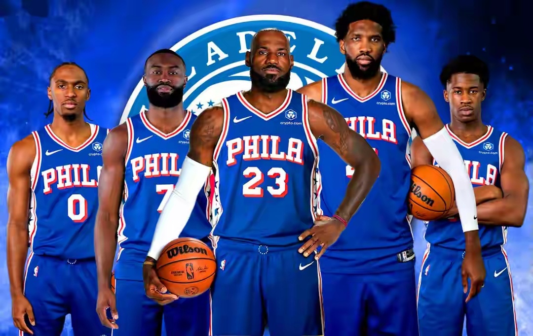 #NBA[超话]# 美媒对NBA三十支球队新赛季强弱走势作出评估。引入詹姆斯、杰伦·布朗的76人阵容大幅升级，跻身争冠梯队。而火箭、湖人、勇士三支热门队伍被看衰。
 
火箭难突破上赛季52胜的上限；湖人送走多名主力，开启东契奇重建周期，磨合存疑；勇士面临库里高龄、巴特勒伤病等多重隐患，补强受限。
 
 ​