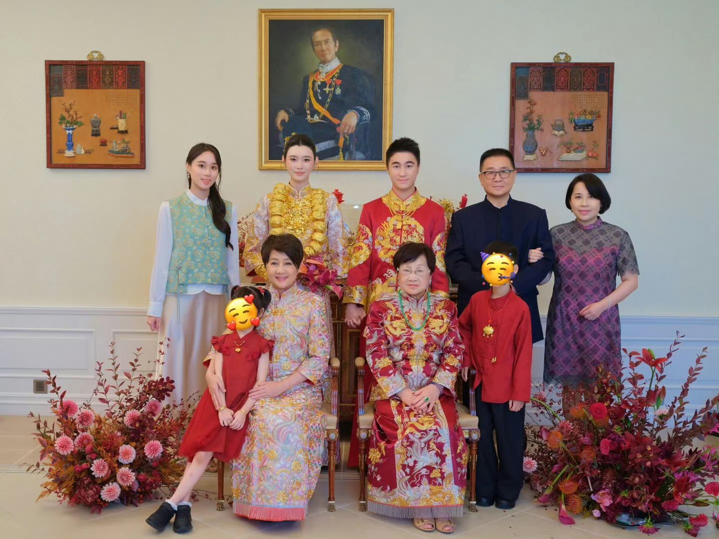 赌王四房女儿何超欣在社交媒体晒出哥哥何猷君与嫂子奚梦瑶澳门答谢宴的全家福，奚梦瑶一身超重工金饰搭配儿女红衣出镜，温馨画面迅速登上热搜。  一、晒照核心：错峰祝福与照片亮点10月8日，何超欣发微博称“九