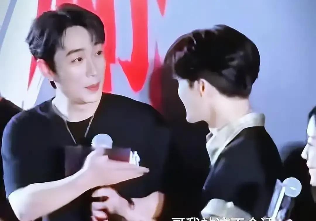 娱乐圈里那些为了抢个中间位置打破头的明星，真该好好看看这场路演的“推拉战”

梁家辉当着台下那么多人的面，撂下了一句极其重的话

他说自己后半生还能拍港片，能碰上朱一龙搭戏，此生无憾了

这话从一个演了一辈子戏的老戏骨嘴里说出来，分量到底有多重大家心里都清楚

《空枪》剧组路演现场，那场面简直就是一