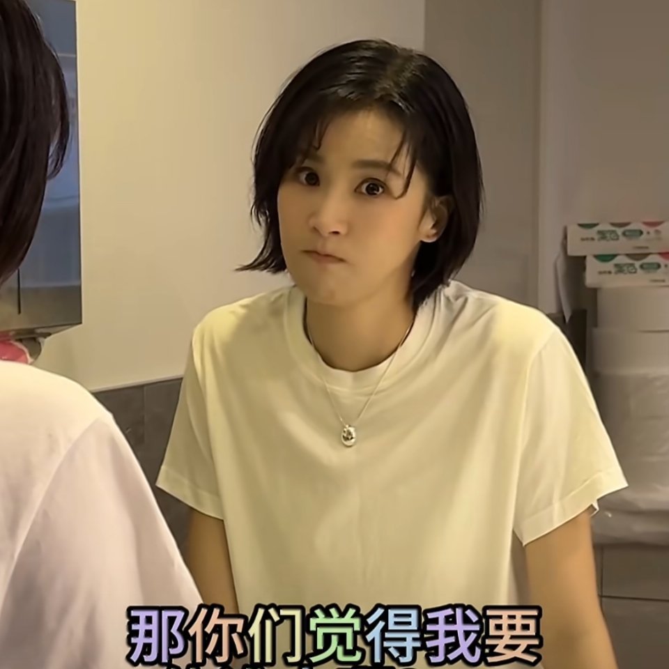 好喜欢抿嘴。。。一抿嘴就是小兔猪呜呜呜呜呜呜呜好喜欢她抿嘴。。。想到king想到品葳。。。简直 ​
