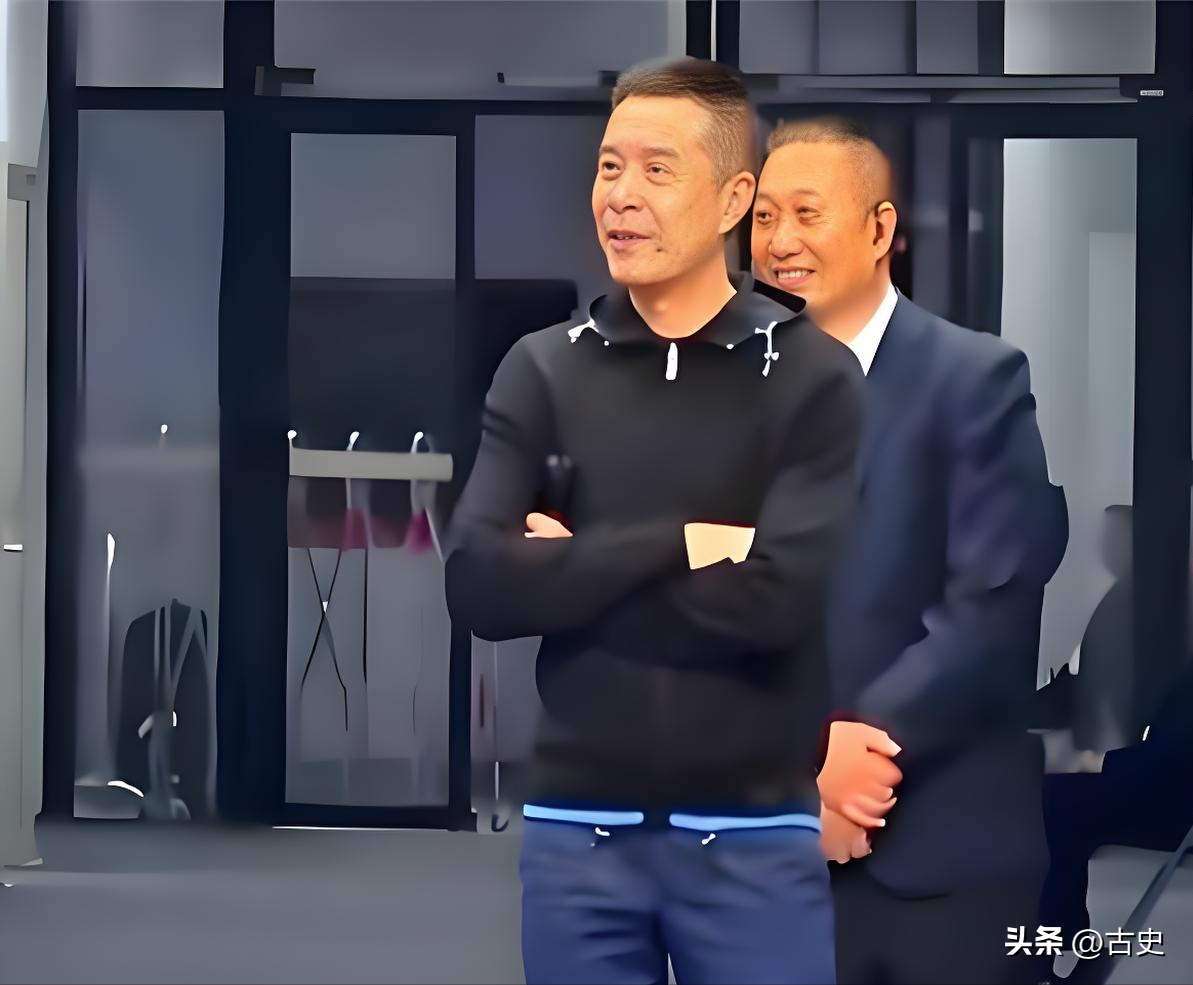 今天晚上8点，广东男篮将在肇庆体育馆对阵深圳男篮，这是广东男篮休赛期首场热身赛，也是亚科夫列维奇展现执教能力的首秀。

肇庆新区体育中心综合体育馆拥有约8000个座位，这个体量放在一场休赛期挑战赛里，已经不是关起门来简单练兵那么回事了。

赛事信息可以确认，9月4日肇庆站、9月6日惠州站，广东宏远都