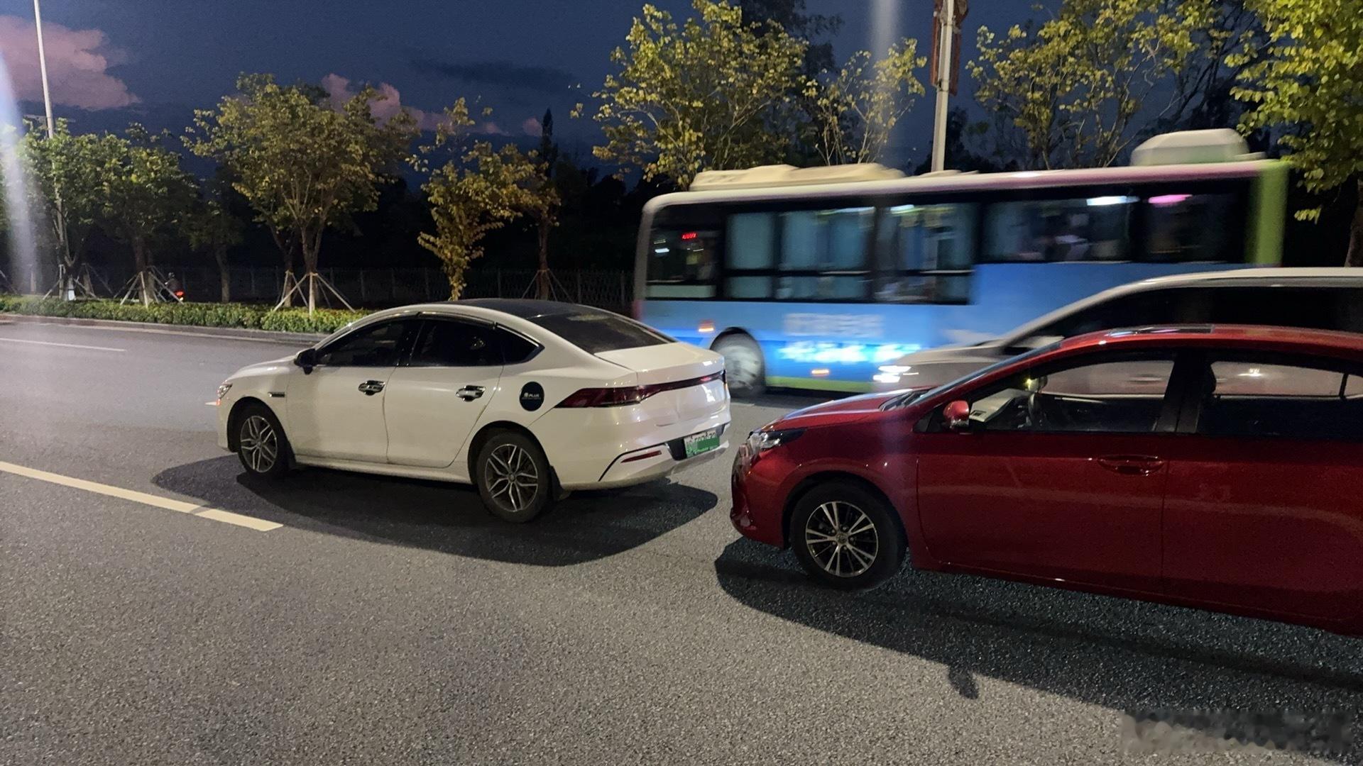 拿驾照没一个月就追尾了😢等红绿灯没保持安全距离前方急刹车一个没看到就惯性撞上去…急的快哭了，人家出事故第一时间报交警，报保险，我出事故问人家先加个微信哈哈哈，后知后觉想起来就很好笑…又打的妈妈电话男朋友电话哥哥电话全都喊了一遍。对方处理的行云流水我只有一句：等我家人来😅后面遇 ​