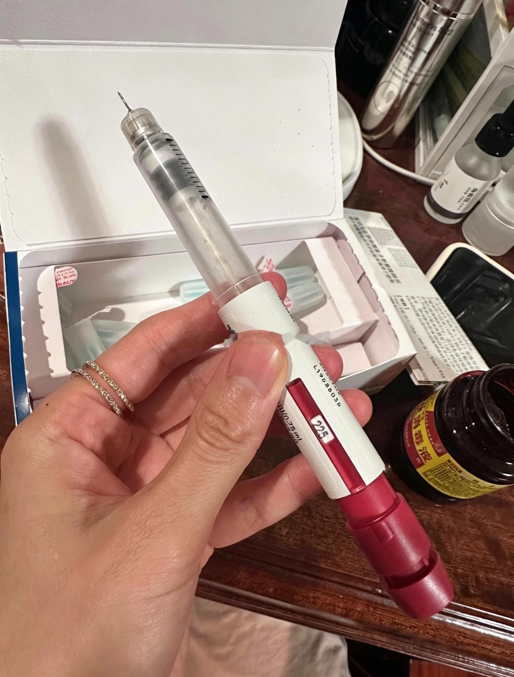 单身客人选精生子，纠结选中国还是外国J爸？[思考][思考][思考]
#跳过婚姻拥有一个孩子# #女性单身生育# #单身女性选精生子# 
H女士现在到了选J流程，她比较注重外貌的，喜欢混血宝宝，但又怕带出去遭非议，不知道选中国人还是外国人。。。
最后通过视频面试，她选择了一位谈吐儒雅的华裔，身高180，有 ​