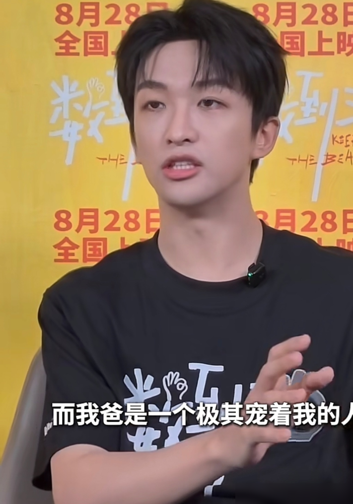 别看黄子弘凡现在台上多风光，当年练琴，那也是被亲妈拿着衣架满屋追出来的。
这小子的原生家庭，堪称神仙局。
父亲黄金中，国家一级演员、男高音歌唱家；母亲军艺毕业，也是川师大舞蹈教授。
但这种高知家庭，玩的是极致的严母慈父。
当妈的极其硬核，练琴敢偷懒？衣架直接伺候，硬生生敲出个好底子。
当爹